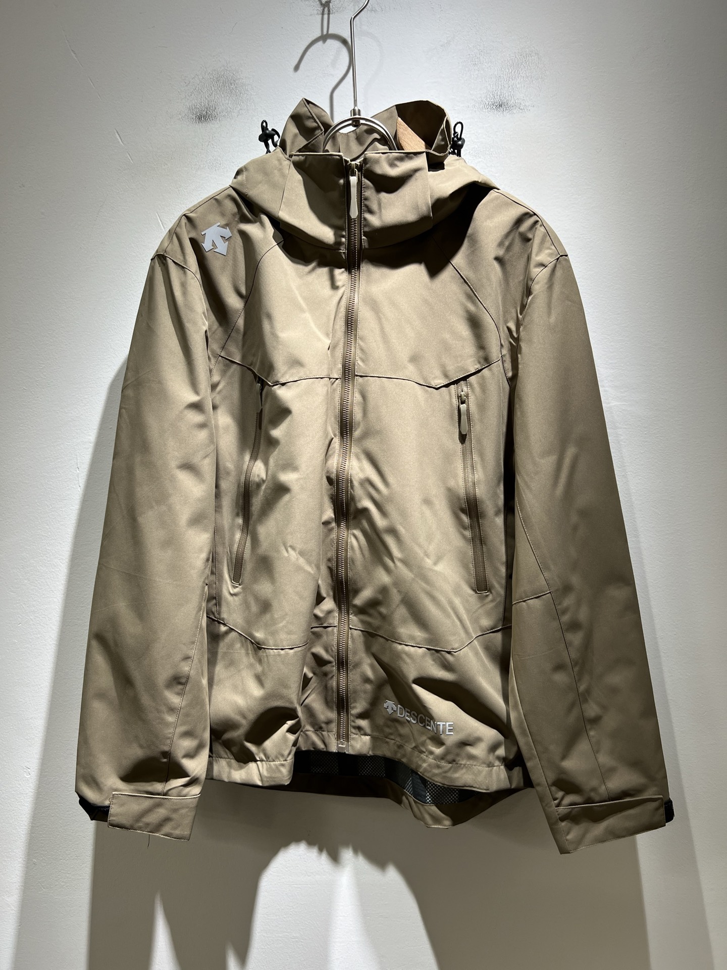 NO:537293,Desante DESCENTE 2025 autumn and winter new men's and lesbian jackets are professional sports brands since 1935. For more than 80 years, it has always adhered to the 'Design That Moves' with the spirit of design-driven sports, integrating innovative technology with design aesthetics, and creating high-quality sports equipment in multiple professional fields such as skiing, golf, and triathlon!  The latest design elements of the brand!  In addition to being quite accomplished in style design, the most obvious or most expert should be to have deeper and unique insights and attainments in fabrics. Through continuous structural research and problem-solving, and characterized by unique research on fabrics, these alone are enough to support it to become the first-rate new logo brand image in the clothing manufacturing industry. This model is made of quick-drying fabric!  Through precision, the hand feels smooth and soft, and both has natural beauty and comfort. The large body style is cut cleanly and cleanly, and the fabric shows a different hazy structural beauty. It is made of exclusive mold customization. The fabric and its technology test the workers, can be smooth and smooth without wrinkles!  Glue-pressing design for body logo pattern!  It really tests the handmade work of every master!  It makes the overall clean and neat, without leaving any thread. Now the neutrality that pursues life is more refined in life!  Size M-3XL, Jackets & coats, Jackets & coats, Alexander wang19860909迪桑特DESCENTE 2025秋冬新款男女同款夹克外套,自1935年荣耀至今的专业运动品牌.80余年来,始终坚持“Design That Moves” 以设计驱动运动的精神,将创新科技与设计美学相融合,在滑雪、高尔夫、铁人三项等多个专业领域,打造高品质的运动装备！品牌最新设计元素！除了在款式设计上颇有造诣之外,最明显或者说最为拿手的,应该就是在面料上的拥有更深独特见解跟造诣了.通过不断地结构研究和问题处理,在以面料独特研究为特征,仅凭这些就已经足以支撑其成为服装制造行业中,首屈可数的新标志品牌形象.此款采用速干面料材质！通过精工手感细滑柔软,同时兼具自然美感跟舒适度.大身上版型裁剪简洁干净,面料上显现出了不一样朦胧的结构性美感来.独家开模定制而成,面料及其考验工人的技术,能做到平整服帖又不起皱！衣身logo图案压胶设计！真的是很考验每位师傅的手工制作！使得整体干净利索,不留一丝线头.现在对于生活有所追求的中性也在生活中更为精致！尺码M-3XL,,jackets & coats,jackets & coats,alexander wang,Men's clothing