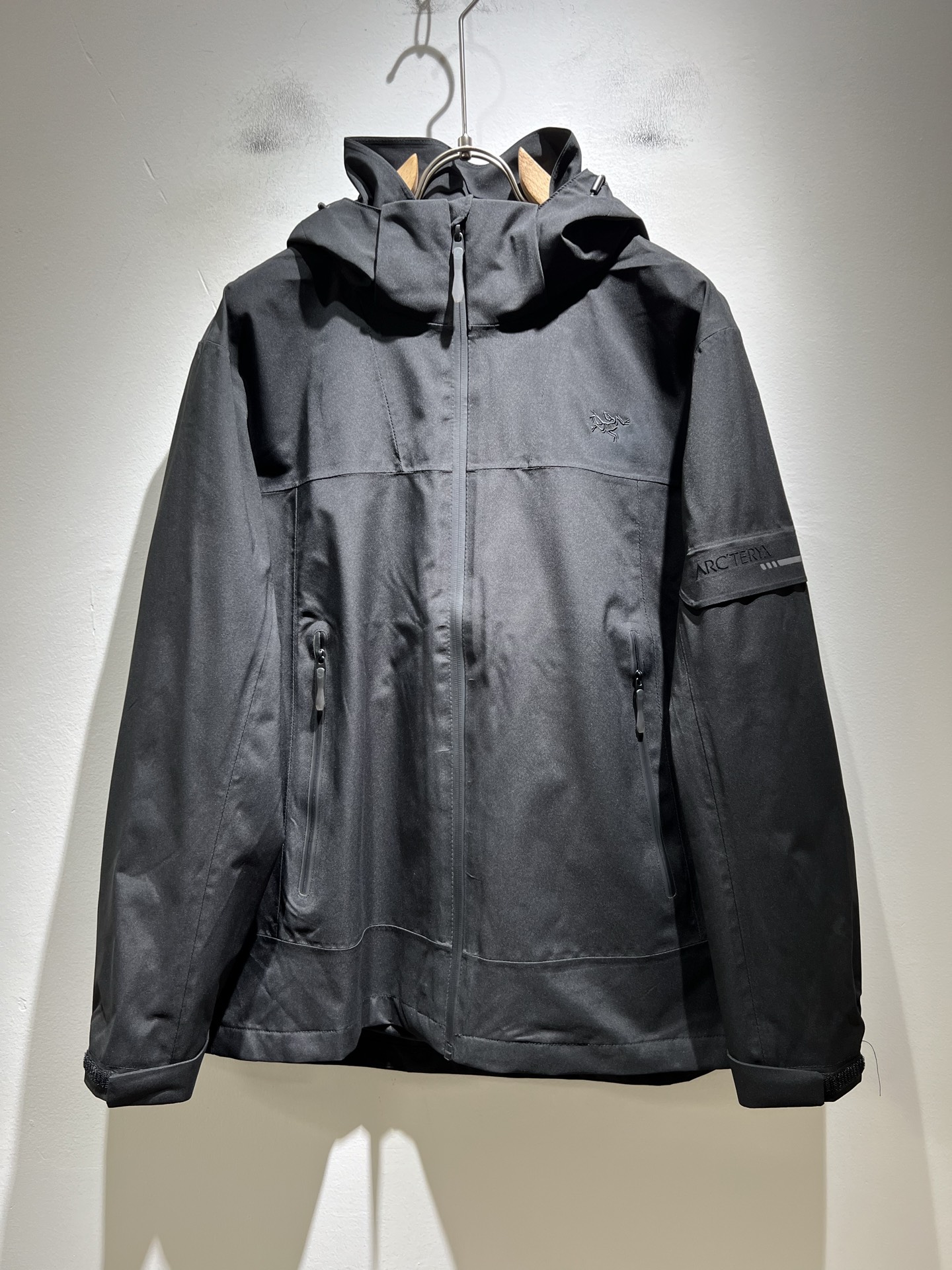 NO:537287,ARCTER*X Original Archaeological Bird 2025 autumn and winter new men and women's same jacket jacket, outdoor brands may first think of Canadian goose and Archaeological Bird. It gives people a feeling of trying out the label!  In addition to being quite accomplished in style design, the most obvious or most expert should be to have deeper and unique insights and attainments in fabrics. Through continuous structural research and problem-solving, and characterized by unique research on fabrics, these alone are enough to support it to become the first new logo brand image in the clothing manufacturing industry. This model is made of quick-drying fabric!  Through precision, the hand feels smooth and soft, and both has natural beauty and comfort. The large body style is cut cleanly and cleanly, and the fabric shows a different hazy structural beauty. It is made of exclusive mold customization. The fabric and its technology test the workers, can be smooth and smooth without wrinkles!  Embroidery design on chest logo pattern!  It really tests the handmade work of every master!  It makes the overall clean and neat, without leaving any thread. Now the neutrality that pursues life is more refined in life!  Size S-5XL, arc'teryx,jackets & coats,jackets & coats,alexander wang19860909ARCTER*X始*祖鸟 2025秋冬新款男女同款夹克外套,户外品牌可能大家第一想到的就是加拿大鹅、始祖鸟.给人一种标签试的感觉！除了在款式设计上颇有造诣之外,最明显或者说最为拿手的,应该就是在面料上的拥有更深独特见解跟造诣了.通过不断地结构研究和问题处理,在以面料独特研究为特征,仅凭这些就已经足以支撑其成为服装制造行业中,首屈可数的新标志品牌形象.此款采用速干面料材质！通过精工手感细滑柔软,同时兼具自然美感跟舒适度.大身上版型裁剪简洁干净,面料上显现出了不一样朦胧的结构性美感来.独家开模定制而成,面料及其考验工人的技术,能做到平整服帖又不起皱！胸前logo图案刺绣设计！真的是很考验每位师傅的手工制作！使得整体干净利索,不留一丝线头.现在对于生活有所追求的中性也在生活中更为精致！尺码S-5XL,arc'teryx,jackets & coats,jackets & coats,alexander wang,Men's clothing