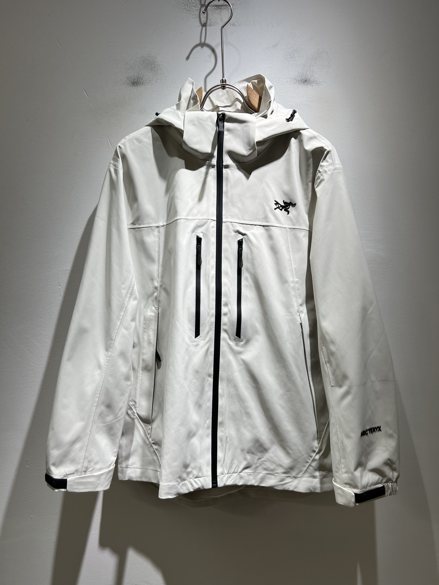 NO:537278,ARCTER*X Original Archaeological Bird 2025 autumn and winter new men and women's same jacket jacket, outdoor brands may first think of Canadian goose and Archaeological Bird. It gives people a feeling of trying out the label!  In addition to being quite accomplished in style design, the most obvious or most expert should be to have deeper and unique insights and attainments in fabrics. Through continuous structural research and problem-solving, and characterized by unique research on fabrics, these alone are enough to support it to become the first new logo brand image in the clothing manufacturing industry. This model is made of quick-drying fabric!  Through precision, the hand feels smooth and soft, and both has natural beauty and comfort. The large body style is cut cleanly and cleanly, and the fabric shows a different hazy structural beauty. It is made of exclusive mold customization. The fabric and its technology test the workers, can be smooth and smooth without wrinkles!  Chest logo pattern glue-press design!  It really tests the handmade work of every master!  It makes the overall clean and neat, without leaving any thread. Now the neutrality that pursues life is more refined in life!  Size S-5XL, arc'teryx,jackets & coats,jackets & coats,alexander wang19860909ARCTER*X始*祖鸟 2025秋冬新款男女同款夹克外套,户外品牌可能大家第一想到的就是加拿大鹅、始祖鸟.给人一种标签试的感觉！除了在款式设计上颇有造诣之外,最明显或者说最为拿手的,应该就是在面料上的拥有更深独特见解跟造诣了.通过不断地结构研究和问题处理,在以面料独特研究为特征,仅凭这些就已经足以支撑其成为服装制造行业中,首屈可数的新标志品牌形象.此款采用速干面料材质！通过精工手感细滑柔软,同时兼具自然美感跟舒适度.大身上版型裁剪简洁干净,面料上显现出了不一样朦胧的结构性美感来.独家开模定制而成,面料及其考验工人的技术,能做到平整服帖又不起皱！胸前logo图案压胶设计！真的是很考验每位师傅的手工制作！使得整体干净利索,不留一丝线头.现在对于生活有所追求的中性也在生活中更为精致！尺码S-5XL,arc'teryx,jackets & coats,jackets & coats,alexander wang,Men's clothing