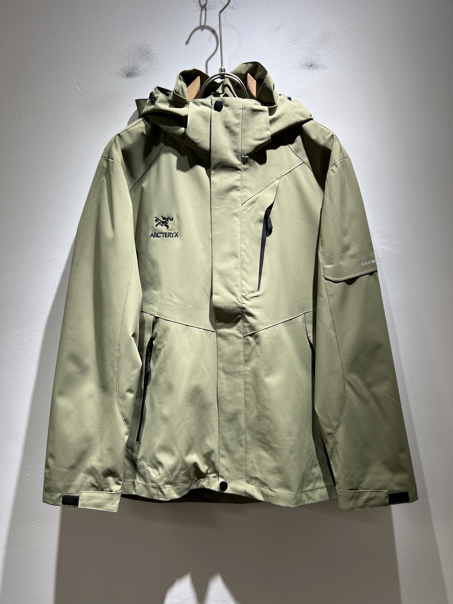 NO:537295,ARCTER*X Original Archaeological Bird 2025 autumn and winter new men and women's same jacket jacket, outdoor brands may first think of Canadian goose and Archaeological Bird. It gives people a feeling of trying out the label!  In addition to being quite accomplished in style design, the most obvious or most expert should be to have deeper and unique insights and attainments in fabrics. Through continuous structural research and problem-solving, and characterized by unique research on fabrics, these alone are enough to support it to become the first-rate new logo brand image in the clothing manufacturing industry. This model is made of quick-drying fabric!  Through precision, the hand feels smooth and soft, and both has natural beauty and comfort. The large body style is cut cleanly and cleanly, and the fabric shows a different hazy structural beauty. It is made of exclusive mold customization. The fabric and its technology test the workers, can be smooth and smooth without wrinkles!  Embroidery design on chest logo pattern!  It really tests the handmade work of every master!  It makes the overall clean and neat, without leaving any thread. Now the neutrality that pursues life is more refined in life!  Size S-5XL, arc'teryx,jackets & coats,jackets & coats,alexander wang19860909ARCTER*X始*祖鸟 2025秋冬新款男女同款夹克外套,户外品牌可能大家第一想到的就是加拿大鹅、始祖鸟.给人一种标签试的感觉！除了在款式设计上颇有造诣之外,最明显或者说最为拿手的,应该就是在面料上的拥有更深独特见解跟造诣了.通过不断地结构研究和问题处理,在以面料独特研究为特征,仅凭这些就已经足以支撑其成为服装制造行业中,首屈可数的新标志品牌形象.此款采用速干面料材质！通过精工手感细滑柔软,同时兼具自然美感跟舒适度.大身上版型裁剪简洁干净,面料上显现出了不一样朦胧的结构性美感来.独家开模定制而成,面料及其考验工人的技术,能做到平整服帖又不起皱！胸前logo图案刺绣设计！真的是很考验每位师傅的手工制作！使得整体干净利索,不留一丝线头.现在对于生活有所追求的中性也在生活中更为精致！尺码S-5XL,arc'teryx,jackets & coats,jackets & coats,alexander wang,Men's clothing