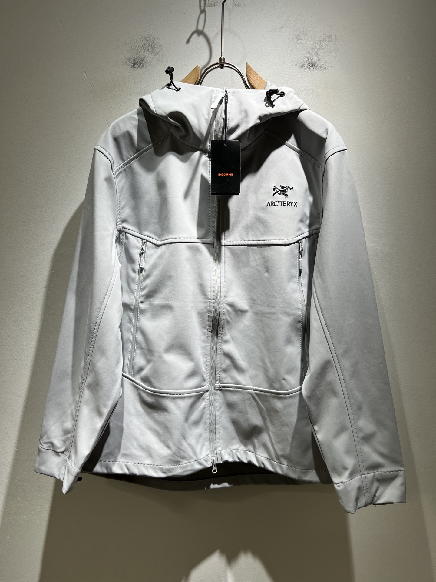 NO:538944,ARCTER*X Original Archaeological Bird 2025 autumn and winter new men and women's same jacket jacket, outdoor brands may first think of Canadian goose and Archaeological Bird. It gives people a feeling of trying out the label!  In addition to being quite accomplished in style design, the most obvious or most expert should be to have deeper and unique insights and attainments in fabrics. Through continuous structural research and problem-solving, and characterized by unique research on fabrics, these alone are enough to support it to become the first new logo brand image in the clothing manufacturing industry. This model is made of quick-drying fabric!  Through precision, the hand feels smooth and soft, and both has natural beauty and comfort. The large body style is cut cleanly and cleanly, and the fabric shows a different hazy structural beauty. It is made of exclusive mold customization. The fabric and its technology test the workers, can be smooth and smooth without wrinkles!  Embroidery design on chest logo pattern!  It really tests the handmade work of every master!  It makes the overall clean and neat, without leaving any thread. Now the neutrality that pursues life is more refined in life!  Size M-4XL, arc'teryx,jackets & coats,jackets & coats,alexander wang19860909ARCTER*X始*祖鸟 2025秋冬新款男女同款夹克外套,户外品牌可能大家第一想到的就是加拿大鹅、始祖鸟.给人一种标签试的感觉！除了在款式设计上颇有造诣之外,最明显或者说最为拿手的,应该就是在面料上的拥有更深独特见解跟造诣了.通过不断地结构研究和问题处理,在以面料独特研究为特征,仅凭这些就已经足以支撑其成为服装制造行业中,首屈可数的新标志品牌形象.此款采用速干面料材质！通过精工手感细滑柔软,同时兼具自然美感跟舒适度.大身上版型裁剪简洁干净,面料上显现出了不一样朦胧的结构性美感来.独家开模定制而成,面料及其考验工人的技术,能做到平整服帖又不起皱！胸前logo图案刺绣设计！真的是很考验每位师傅的手工制作！使得整体干净利索,不留一丝线头.现在对于生活有所追求的中性也在生活中更为精致！尺码M-4XL,arc'teryx,jackets & coats,jackets & coats,alexander wang,Men's clothing