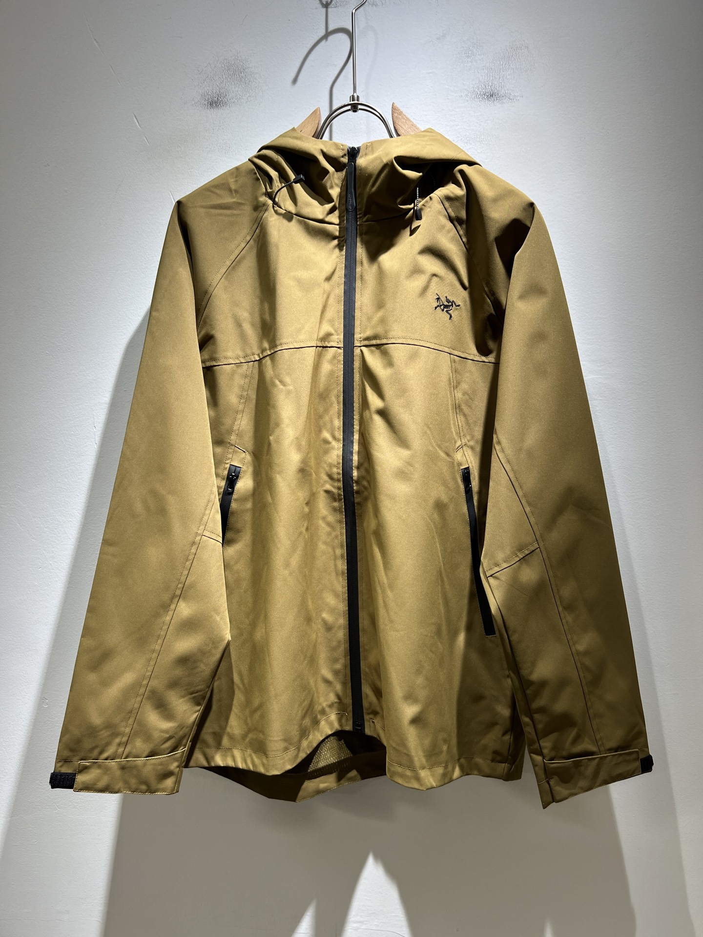 NO:538940,ARCTER*X Original Archaeological Bird 2025 autumn and winter new men and women's same jacket jacket, outdoor brands may first think of Canadian goose and Archaeological Bird. It gives people a feeling of trying out the label!  In addition to being quite accomplished in style design, the most obvious or most expert should be to have deeper and unique insights and attainments in fabrics. Through continuous structural research and problem-solving, and characterized by unique research on fabrics, these alone are enough to support it to become the first new logo brand image in the clothing manufacturing industry. This model is made of quick-drying fabric!  Through precision, the hand feels smooth and soft, and both has natural beauty and comfort. The large body style is cut cleanly and cleanly, and the fabric shows a different hazy structural beauty. It is made of exclusive mold customization. The fabric and its technology test the workers, can be smooth and smooth without wrinkles!  Embroidery design on chest logo pattern!  It really tests the handmade work of every master!  It makes the overall clean and neat, without leaving any thread. Now the neutrality that pursues life is more refined in life!  Size M-4XL, arc'teryx,jackets & coats,jackets & coats,alexander wang19860909ARCTER*X始*祖鸟 2025秋冬新款男女同款夹克外套,户外品牌可能大家第一想到的就是加拿大鹅、始祖鸟.给人一种标签试的感觉！除了在款式设计上颇有造诣之外,最明显或者说最为拿手的,应该就是在面料上的拥有更深独特见解跟造诣了.通过不断地结构研究和问题处理,在以面料独特研究为特征,仅凭这些就已经足以支撑其成为服装制造行业中,首屈可数的新标志品牌形象.此款采用速干面料材质！通过精工手感细滑柔软,同时兼具自然美感跟舒适度.大身上版型裁剪简洁干净,面料上显现出了不一样朦胧的结构性美感来.独家开模定制而成,面料及其考验工人的技术,能做到平整服帖又不起皱！胸前logo图案刺绣设计！真的是很考验每位师傅的手工制作！使得整体干净利索,不留一丝线头.现在对于生活有所追求的中性也在生活中更为精致！尺码M-4XL,arc'teryx,jackets & coats,jackets & coats,alexander wang,Men's clothing