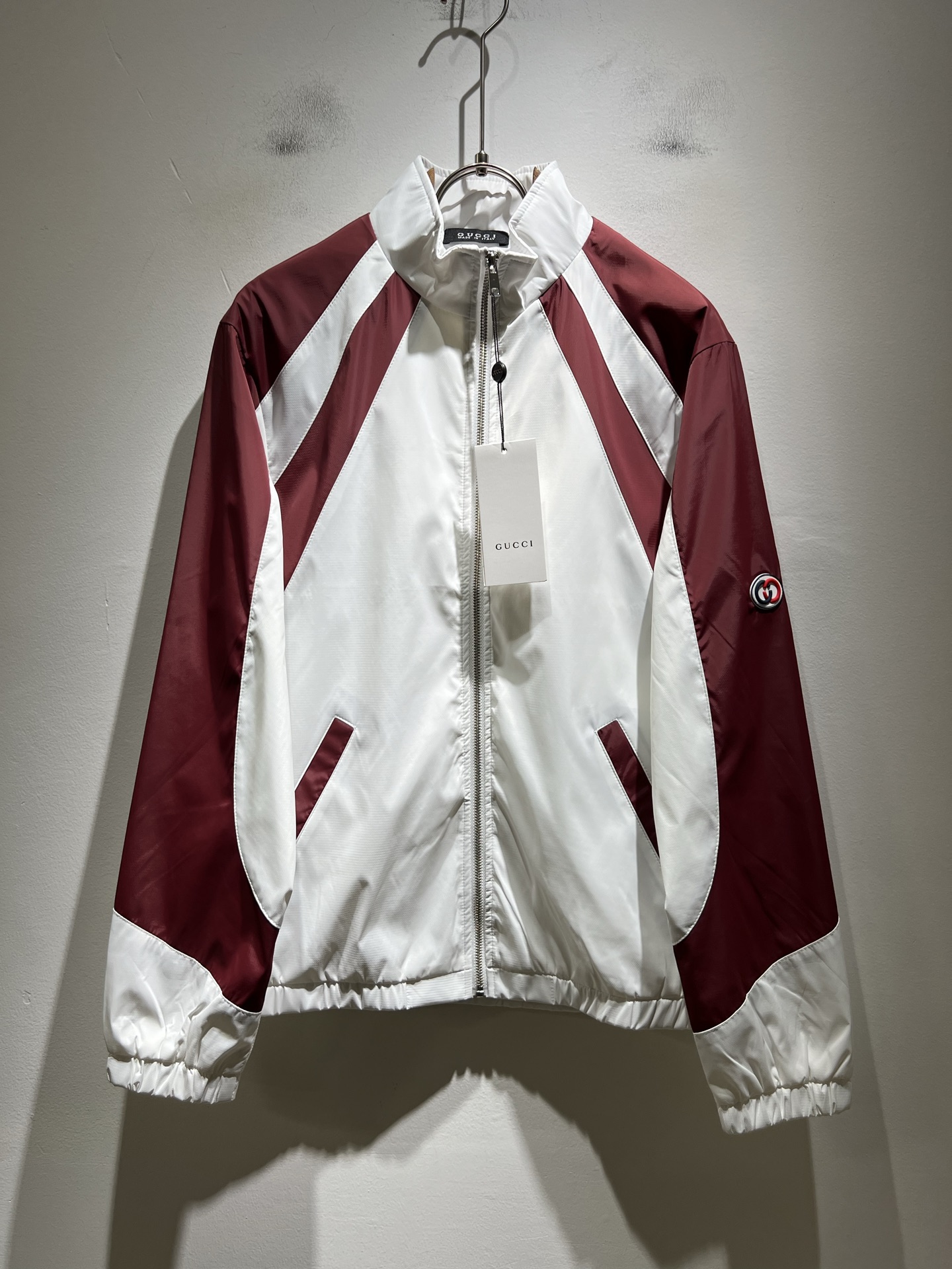 NO:538950,Gucc* Gujia 2025 Autumn and Winter Latest Series!  The same jackets for men and women are available in trading companies, and they are sold on the official website at the same time!  New fashion elements design!  Sleeve logo GG pattern logo badge design!  Injecting full vitality into the new series, we selected customers to supply imported polyester fiber fabrics. The fabric feels skin-friendly, soft and delicate, and has an extremely comfortable and breathable wearing experience. The whole item is very eye-catching and fashionable, and is deeply loved by young people today!  The loose round neck cut is a neutral style regardless of age and gender, suitable for matching all the styles and looks you need in your daily life!  It is recommended to wear couple outfits to go out on the street to make it more pleasing to the eye!  Size: M-3XL, gucci, gucci, jackets & coats, jackets & coats, alexander wang19860909Gucc*古家 2025秋冬最新系列！男女同款夹克外套,贸易公司渠道稀出,同步官网发售 ！ 新时尚元素设计！袖子标识GG图案logo徽章设计！为全新系列注入满满活力,选客供进口聚酯纤维面料制成,面料手感亲肤柔软细腻,拥有着无比舒适透气性的穿着体验,整件单品极具吸睛度与时尚感,深受当下年轻人的喜爱！基础宽松的圆领版型裁剪,不分年龄与性别的中性款式,适合搭配你日常所需的所有风格与造型！建议搭配情侣装出街会更为养眼出色！尺码:M-3XL,,gucci,gucci,jackets & coats,jackets & coats,alexander wang,Men's clothing