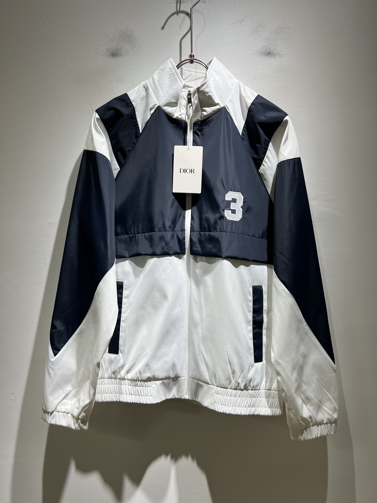 NO:537292,Dio* Dijia 2025 autumn and winter casual jacket, the latest fashionable casual jacket, trading company channels are rare, and it is released on the official website at the same time. The most anticipated high-quality products of the male god and goddess are coming, making you feel what it means to be truly high and luxurious! The upper body is comfortable, light and not stuffy, and customized polyester fiber fabric!  Give you the most enjoyable dressing experience!  Front and rear logo pattern embroidery design!  Perfectly enhance the overall sense of luxury and class, and you can get a high-end luxury atmosphere at a glance! The basic conventional hooded jacket style cut is versatile and simple, and it is easy to deal with various occasions and environments. It is undoubtedly a must-have item for daily commuting! Size M-3XL, dior, dior, jackets & coats, jackets & coats, hats, alexander wang19860909Dio*迪家 2025秋冬休闲夹克外套,最新时尚休闲夹克外套,贸易公司渠道稀出,同步官网发售,男神女神最为期待的精品狠货重磅来袭,让你感受到什么叫真正的高奢有内涵!上身舒适轻盈不闷热, 定制聚酯纤维面料！给你最为享受的穿着体验！前后Logo图案刺绣设计！完美提升了整体的奢华档次感,一眼就能Get到的高端奢华气息!基础常规的连帽夹克版型裁剪,上身百搭简约不挑人,轻松应对各种场合与环境,属于日常通勤必备的臻品无疑!尺码M-3XL,,dior,dior,jackets & coats,jackets & coats,hats,alexander wang,Men's clothing