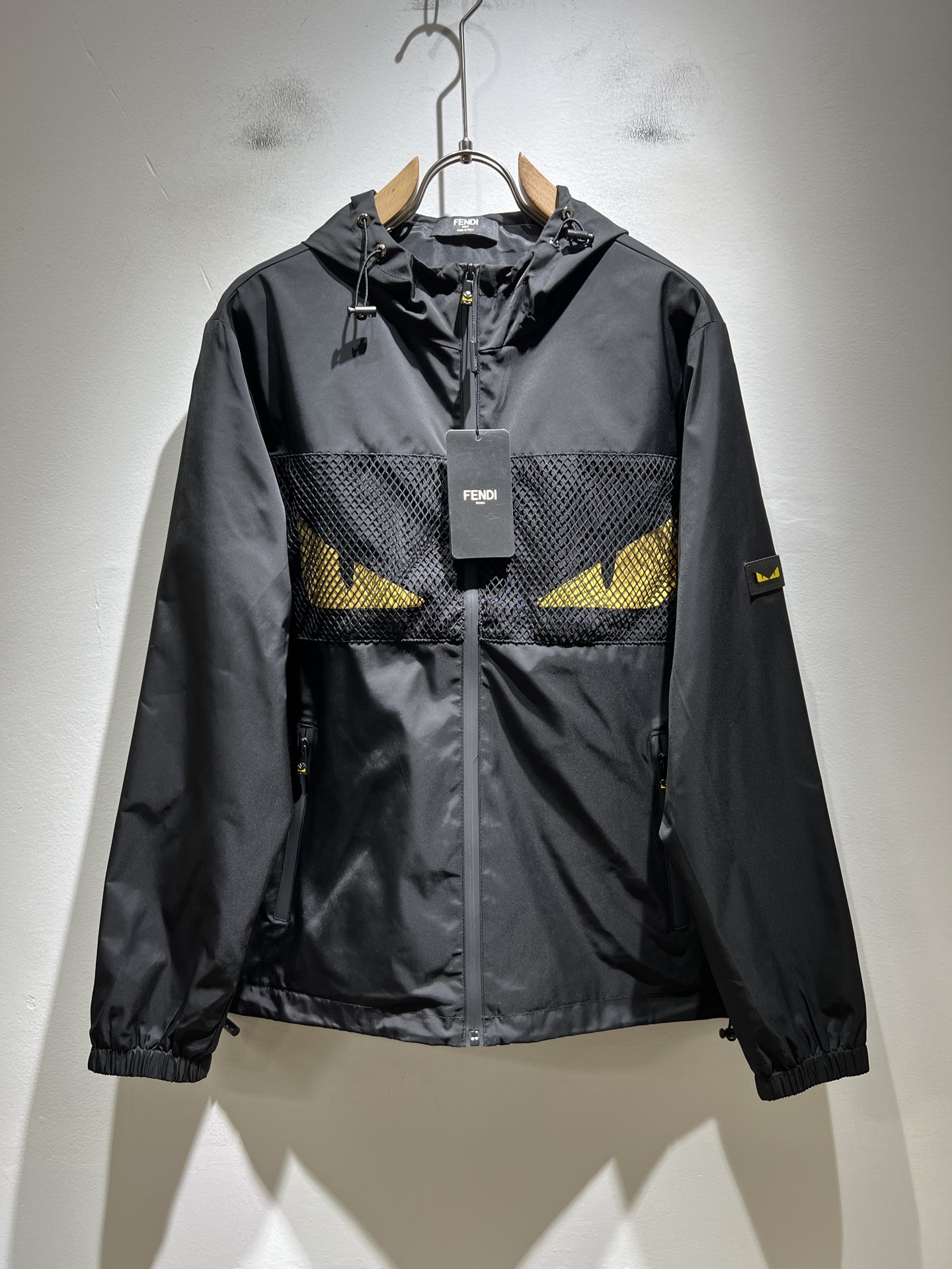 NO:538946,FEN*I 2025 autumn and winter new jacket jacket, original Italian orders, popular FD family items, representative and full of specifications, boutiques that all FD fans are worth buying!  Pure Yidian channel orders, high-end popular products from the FD family, and very popular items at the moment, high-end products worth keeping and giving away to others!  The most classic BUGS series styles of the FD family are trendy and beautiful, full of fashion sense, high class and specifications, and use very classic combinations, giving people a strong visual impact and extremely high recognition. Top-grade exclusive polyester fiber fabric and garment logo pattern design!  The touch is soft, delicate and comfortable, and the quality is quite high-end and classy!  Perfectly interprets the charm of the brand and leaves a deep impression. It is more fashionable and charming. It has simple, elegant and fashionable upper body, and is even more stressful for outfits!  The inner wear alone is very delicious and beautiful scenery that cannot be ignored!  Size M-3XL, fendi,dior,jackets & coats,jackets & coats,alexander wang19860909FEN*I 芬*迪 2025秋冬新款夹克外套,意大利原厂订单,FD家族人气单品,代表性十足,规格感十足的精品,所有FD粉丝都值得抢购的精品！纯正意代渠道订单,FD家族的高奢人气爆款产物,当下十分火爆的单品,值得自留和送人的高端货！FD家族最为经典的BUGS系列款式单品,新潮又好看,潮流气息感十足,档次规格感极高,并且采用十分经典的搭配,给人的视觉冲击感相当强烈,有着极高的辨识度,顶级专属聚酯纤维面料,衣身logo图案设计！触感柔软细腻舒适,品相相当高级有档次！完美诠释品牌魅力,给人留下深刻印象.更具时尚与韵味,上身简约大方时尚,对于穿搭更是毫无压力！单穿内搭都极有味道,不可忽视的靓丽风景线！ 尺码M-3XL,,fendi,dior,jackets & coats,jackets & coats,alexander wang,Men's clothing