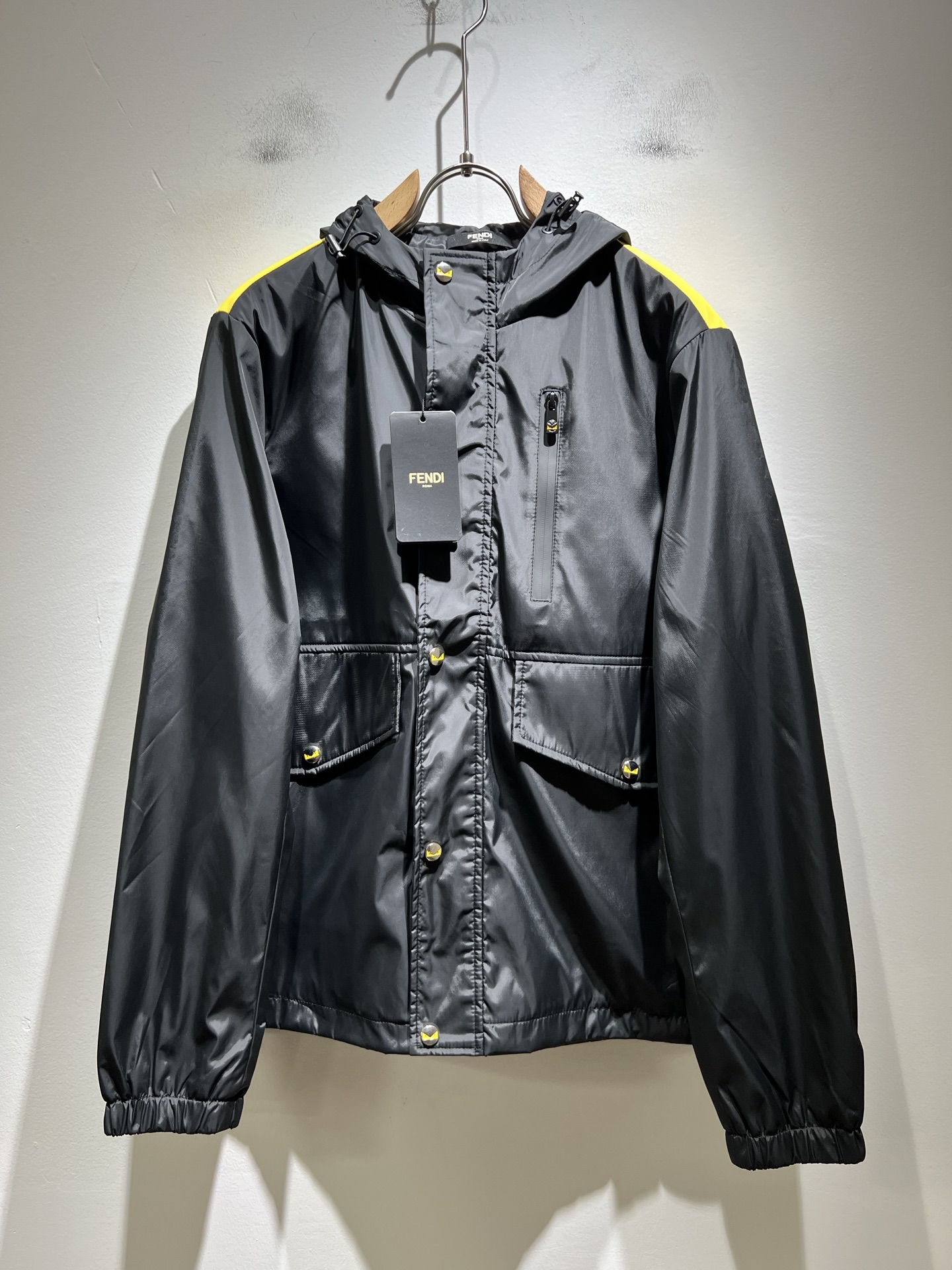 NO:538938,FEN*I 2025 autumn and winter new jacket jacket, original Italian orders, popular FD family items, representative and full of specifications, boutiques that all FD fans are worth buying!  Pure Yidian channel orders, high-end popular products from the FD family, and very popular items at the moment, high-end products worth keeping and giving away to others!  The most classic BUGS series of styles in the FD family are trendy and beautiful, full of trendy atmosphere, extremely high grade and specifications, and use very classic combinations, giving people a strong visual impact and extremely high recognition, top-quality exclusive polyester fiber fabric, and body logo pattern hardware design!  The touch is soft, delicate and comfortable, and the quality is quite high-end and classy!  Perfectly interprets the charm of the brand and leaves a deep impression. It is more fashionable and charming. It has simple, elegant and fashionable upper body, and is even more stressful for outfits!  The inner wear alone is very delicious and beautiful scenery that cannot be ignored!  Size M-3XL, fendi,dior,jackets & coats,jackets & coats,alexander wang19860909FEN*I 芬*迪 2025秋冬新款夹克外套,意大利原厂订单,FD家族人气单品,代表性十足,规格感十足的精品,所有FD粉丝都值得抢购的精品！纯正意代渠道订单,FD家族的高奢人气爆款产物,当下十分火爆的单品,值得自留和送人的高端货！FD家族最为经典的BUGS系列款式单品,新潮又好看,潮流气息感十足,档次规格感极高,并且采用十分经典的搭配,给人的视觉冲击感相当强烈,有着极高的辨识度,顶级专属聚酯纤维面料,衣身logo图案五金设计！触感柔软细腻舒适,品相相当高级有档次！完美诠释品牌魅力,给人留下深刻印象.更具时尚与韵味,上身简约大方时尚,对于穿搭更是毫无压力！单穿内搭都极有味道,不可忽视的靓丽风景线！ 尺码M-3XL,,fendi,dior,jackets & coats,jackets & coats,alexander wang,Men's clothing