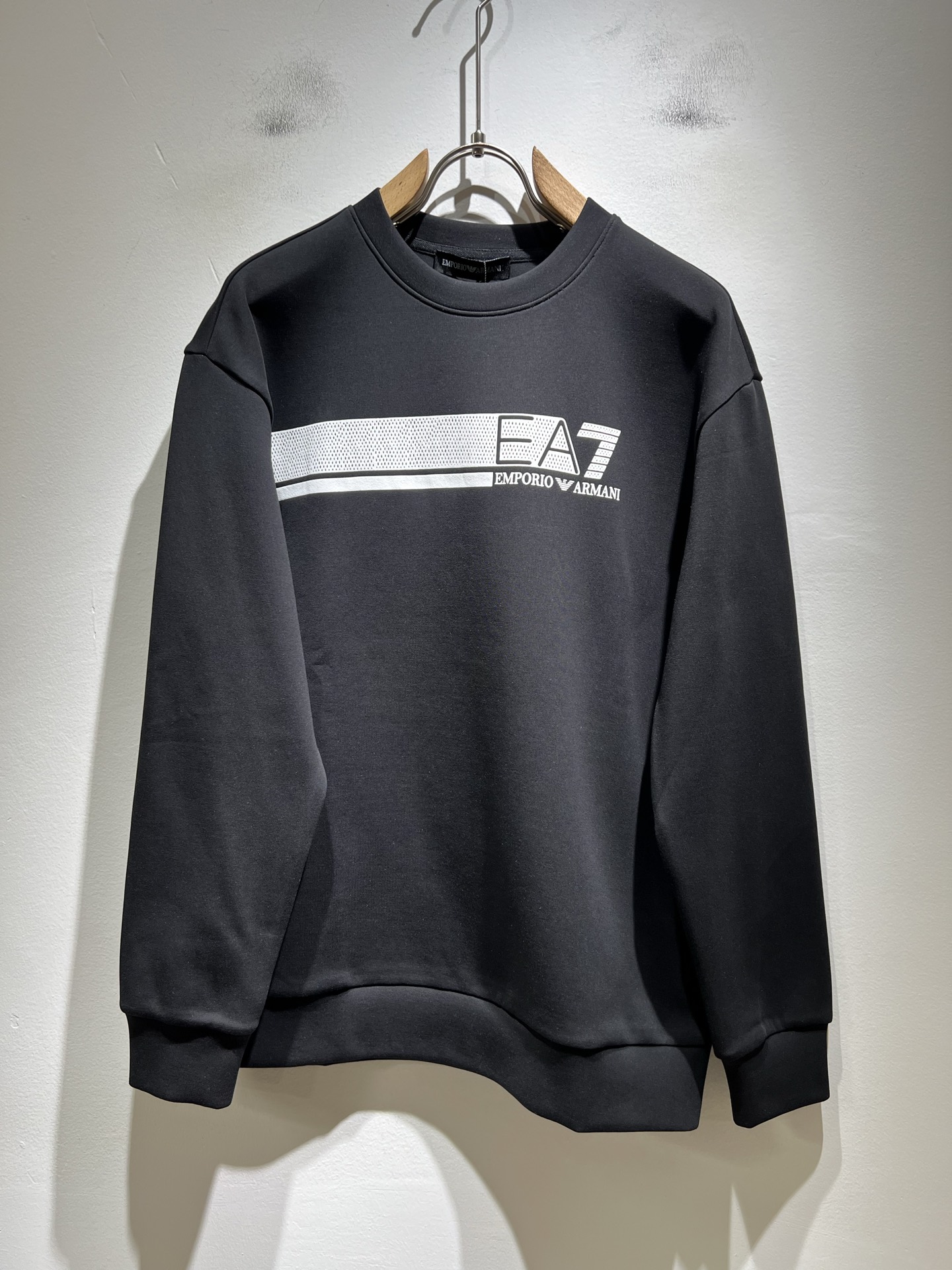 NO:537301,Arman A*ni's new autumn and winter autumn and winter men's casual long-sleeved sweatshirt, original single OEM factory order, logo pattern glue-pressing design!  The simple design is exquisite and elegant, amazing!  Customized original pure cotton fabric, soft and delicate feel, super comfortable on the upper body, and ultimately enjoy wearing!  Inheriting the classic styles of the past, the upper body effect comes naturally, and simple outfits do not require too many accessories. It can easily create a fashionable feeling, and the return rate will also increase. Get it at a speed!  Size S-XL, Armani,hoodie,sweatshirts,alexander wang19860909Arman阿*尼2025秋冬新款男士休闲长袖卫衣,原单代工厂订单,标志logo图案压胶设计！简洁的设计精致优雅,令人叹服！定制原版纯棉棉面料,手感柔软细腻,上身超级舒适,极致的穿着享受！继承着以往的经典版型,上身效果自然而来的出彩,简单穿搭无需过多的饰物,轻松搭出时尚感,回头率也会随之提升.速度入手吧！尺码S-XL,,armani,hoodie,sweatshirts,alexander wang,Men's clothing