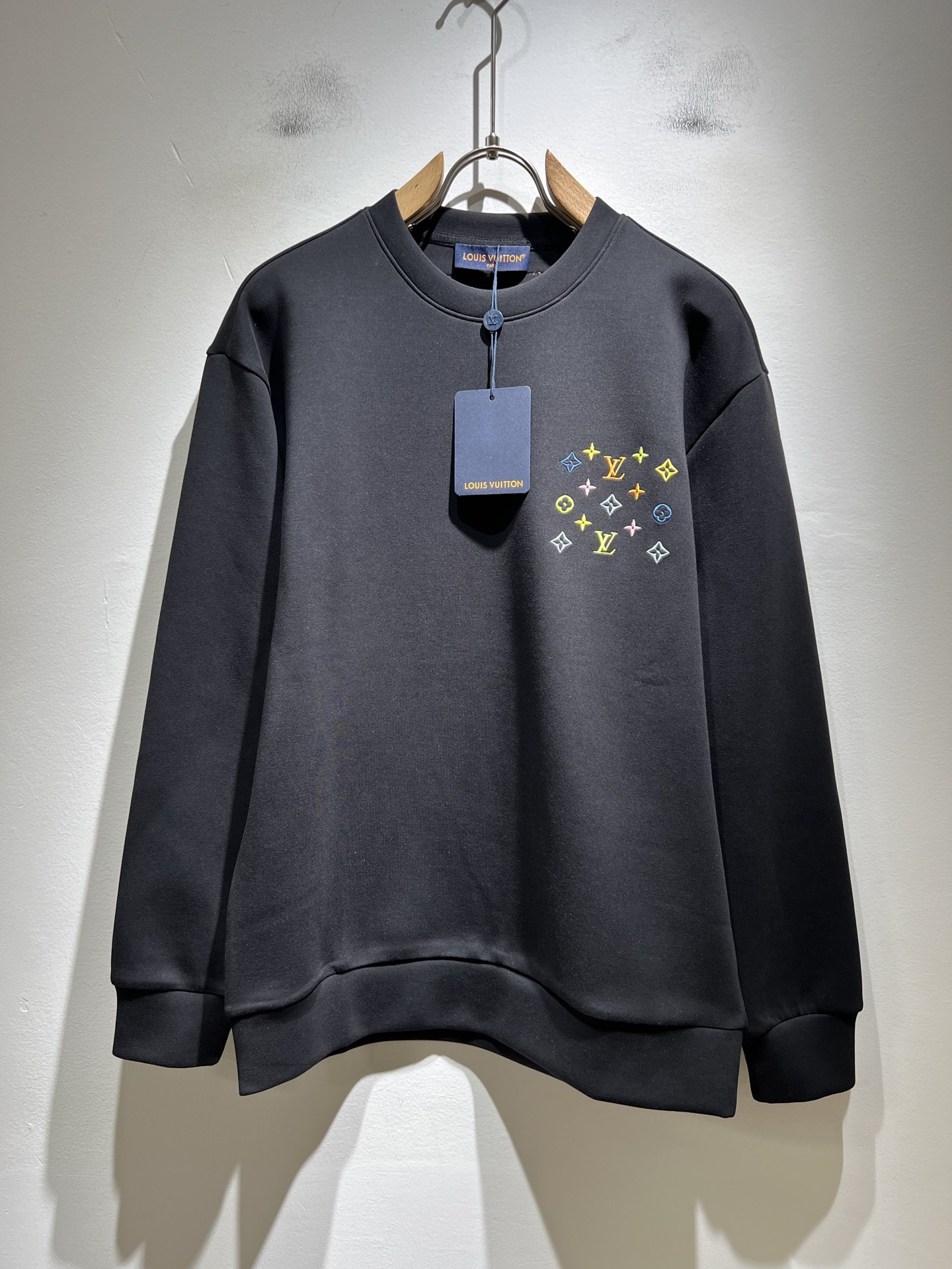 NO:537284,LouisVuitt*Louis*Deng The new series of autumn and winter products in 2025 are launched, a very fashionable and avant-garde long-sleeved sweatshirt for men and women, with logo embroidery pattern design on the chest!  Different from the past, it declares the design concept that has been passed down for many years in the brand!  Its eye-catchingness is no less than any classic style, perfectly presenting the fashionable, high-end and luxurious feeling in front of the world!  Made of imported cotton materials, selected high-quality pure cotton fabrics, soft and soft to the touch, the real thing is definitely beyond your imagination, and it has been used to the extreme!  Size S-XL, louis vuitton,louis vuitton,hoodie,sweatshirts,alexander wang19860909LouisVuitt*路易*登 2025秋冬全新系列单品上线,非常时髦前卫的一款男女同款长袖卫衣,胸前标识logo刺绣图案设计！区别于以往的不同,宣示品牌传承多年的设计理念！其吸睛度完全不亚于任何经典款式,将时髦高级感与奢华感完美呈现在世人眼前！客供进口全棉材质制成,精选优质纯棉面料,触感软糯亲肤细腻,实物到手绝对超乎你的想象,发挥到了极致！尺码S-XL,,louis vuitton,louis vuitton,hoodie,sweatshirts,alexander wang,Men's clothing