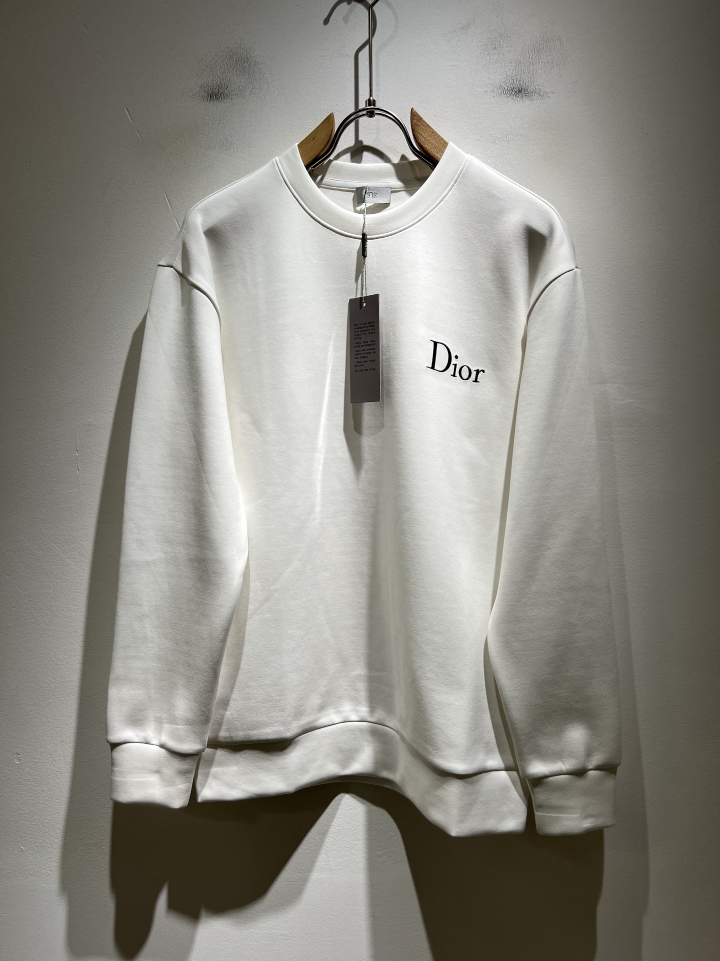 NO:537289,Dio*Dijia 2025 autumn and winter new men and women's same long-sleeved sweatshirt, released simultaneously in the counter!  Customized exclusive cotton fabric sweatshirt, customized original craft threads, and embroidered with letter logo pattern!  Simple and generous, calm and versatile, extremely high-end, perfectly integrated with fashion and style, a top fashionable style that perfectly suits the outside wear!  The overall feeling is natural!  The ultimate classic versatile sweatshirt, the ultimate heavy industry and the ultimate perfection!  Fans who pursue high quality are please buy them by themselves, and all fans who know the goods are invited to appreciate this model together!  !  Size S-XL, Dior, Dior, Hoodie, Sweatshirts, Alexander wang19860909Dio*迪家 2025秋冬新款男女同款长袖卫衣,专柜同步发售！定制专属纯棉面料卫衣,定制原版工艺螺纹,采用字母logo图案刺绣设计！简约大方,从容百搭,档次极高,完美融入时尚还有风情感一款完美符合外穿的顶尖时髦气质款！整体给人浑然天成的感觉！极致经典的百搭型卫衣,极致的重工极致的完美！追求高品质的粉丝们请自行抢购,诚邀所有识货的粉丝一同鉴赏此款！！尺码S-XL,,dior,dior,hoodie,sweatshirts,alexander wang,Men's clothing