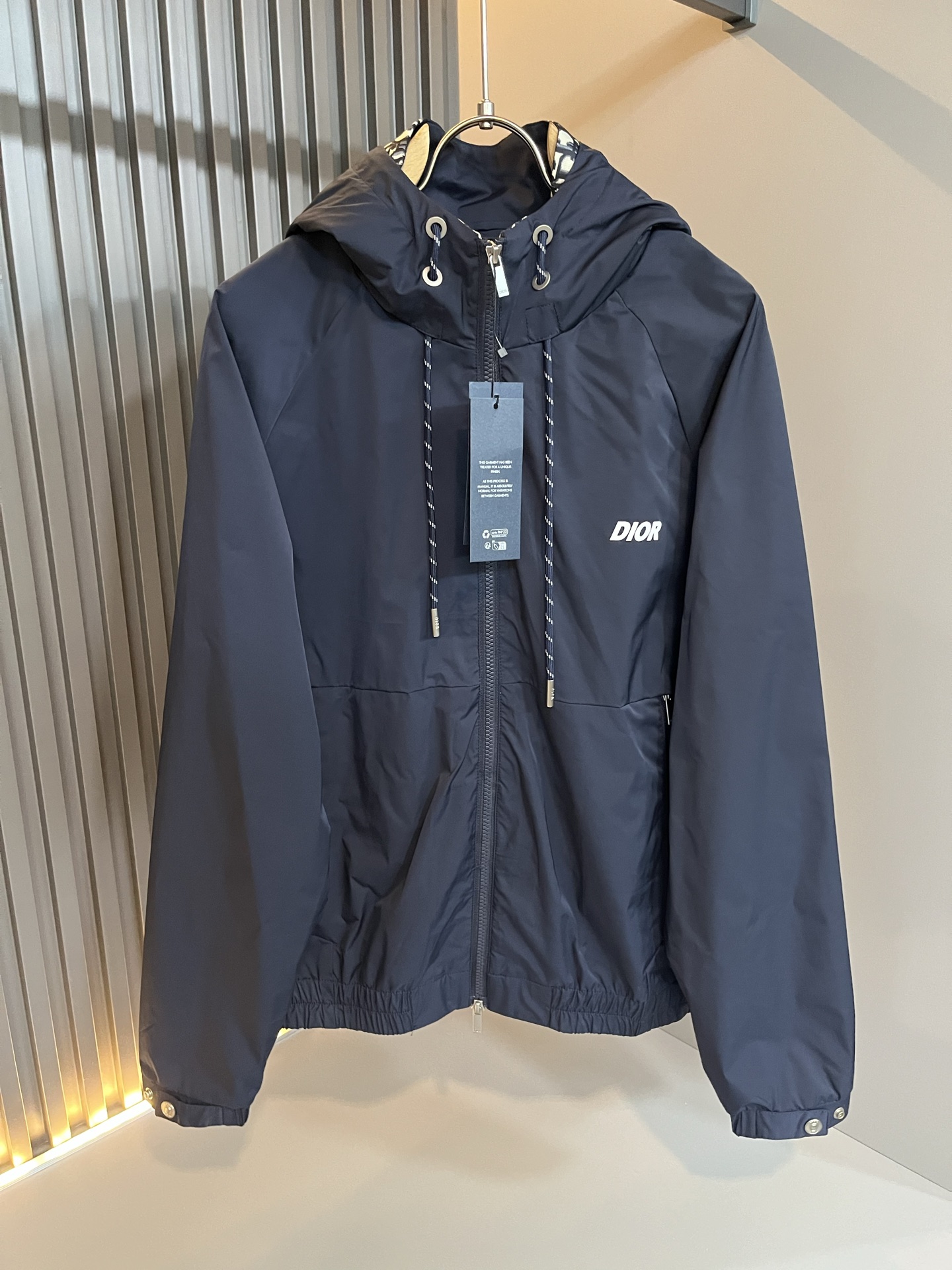 NO:565144,Dio*Dijia 2025 autumn and winter casual jackets, the latest fashionable casual jackets, are rarely available through trading company channels, and are sold simultaneously on the official website. The most anticipated high-quality goods by gods and goddesses are coming, allowing you to feel what true luxury has connotation! The upper body is comfortable, light and not stuffy, custom-made polyester fiber fabric!  Give you the most enjoyable wearing experience!  Logo pattern embroidery design on the chest!  It perfectly enhances the overall sense of luxury and class, and you can get the high-end luxury atmosphere at a glance! The basic and conventional hooded jacket is cut in a simple and versatile upper body that can easily cope with various occasions and environments. It is undoubtedly a must-have for daily commuting! Sizes M-3XL,, dior, dior, jackets & coats, jackets & coats, hats, alexander wang19860909Dio*迪家 2025秋冬休闲夹克外套,最新时尚休闲夹克外套,贸易公司渠道稀出,同步官网发售,男神女神最为期待的精品狠货重磅来袭,让你感受到什么叫真正的高奢有内涵!上身舒适轻盈不闷热, 定制聚酯纤维面料！给你最为享受的穿着体验！胸前Logo图案刺绣设计！完美提升了整体的奢华档次感,一眼就能Get到的高端奢华气息!基础常规的连帽夹克版型裁剪,上身百搭简约不挑人,轻松应对各种场合与环境,属于日常通勤必备的臻品无疑!尺码M-3XL,,dior,dior,jackets & coats,jackets & coats,hats,alexander wang,Men's clothing