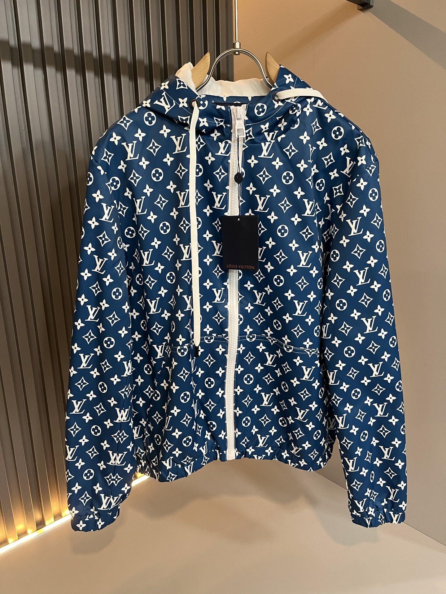 NO:537254,Louis Vuit*on 2025 autumn and winter new light luxury Monogram three-dimensional dark pattern craftsmanship, same double-sided jacket for men and women!  The new high-end Louis family, the details and quality are always flawless, and creative designs are emerging one after another. If you don’t buy a few Louis items this fall and winter, you are not considered a fashion expert. Monogram patterns are unparalleled, interpreting Louis’s iconic elements, which are really something that everyone loves. The top-quality technology polyester fabric is made of super soft and tough, and has excellent breathability. From world-class trade-level OEM channels, the quantity is extremely rare and sold out without help. The 'Dou Brand' produces preschool items every year!  The original logo presents an extraordinary texture and is clean and neat. This is the Louis family's unique skill and the latest craftsmanship this season. The degree of meticulousness has reached the top, and the loose three-dimensional tailoring design is unique. It is a fusion of luxury and fashion!  Size M-3XL, louis vuitton,louis vuitton,louis vuitton,jackets & coats,jackets & coats,alexander wang19860909Louis Vuit*on 路易*登 2025秋冬新款轻奢Monogram立体暗纹工艺男女同款双面穿夹克外套！路易家族的新高端,细节品质永远的那么完美无瑕,创意设计层出不穷.今年秋冬季节没有入手几件路易你算不上时尚达人.Monogram图案无与伦比,诠释路易的标志性元素,实属人见人爱的东西.顶级的科技聚酯纤维面料打造,超级柔软且具有韧性,透气感也是绝佳.来自世界级贸易级别的代工厂渠道,数量极其稀少售完无补.“驴牌”每年都会出的老花单品！原版Logo呈现不一般的质感,干净俐落.这是路易家族的看家绝活也是本季度的最新工艺.细致化程度已经达到顶端了,宽松立体剪裁的版型设计堪称一绝.属于奢华与时尚的融合！尺码M-3XL,,louis vuitton,louis vuitton,louis vuitton,jackets & coats,jackets & coats,alexander wang,Men's clothing