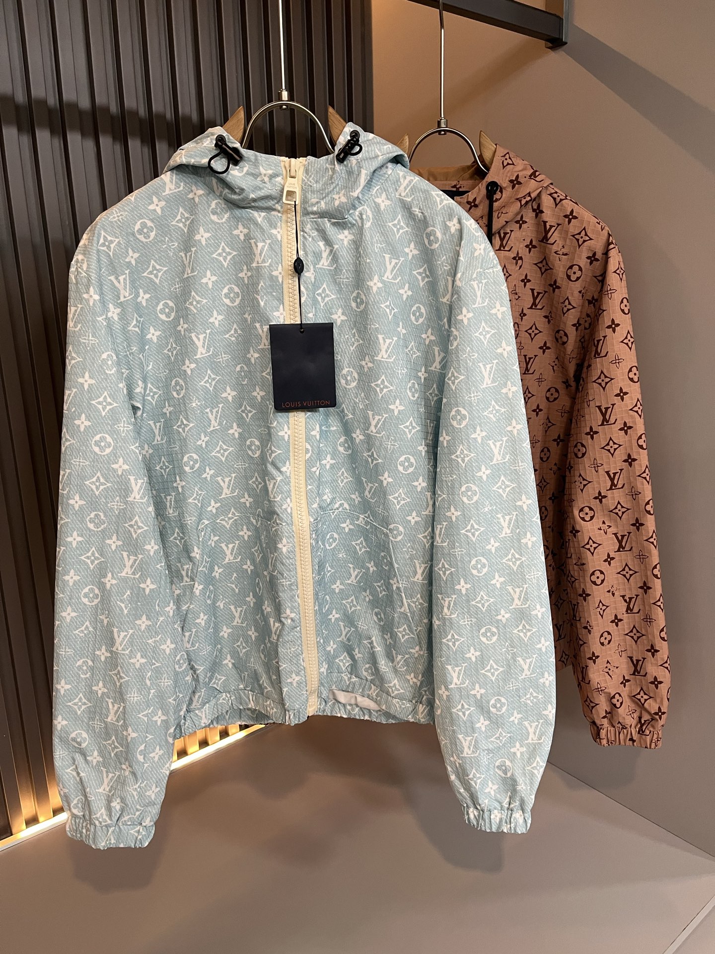 NO:537245,Louis Vuit*on 2025 autumn and winter new light luxury Monogram three-dimensional dark pattern craftsmanship, same double-sided jacket for men and women!  The new high-end Louis family, the details and quality are always flawless, and creative designs are emerging one after another. If you don’t buy a few Louis items this fall and winter, you are not considered a fashion expert. Monogram patterns are unparalleled, interpreting Louis’s iconic elements, which are really something that everyone loves. The top-quality technology polyester fabric is made of super soft and tough, and has excellent breathability. From world-class trade-level OEM channels, the quantity is extremely rare and sold out without help. The 'Dou Brand' produces preschool items every year!  The original logo presents an extraordinary texture and is clean and neat. This is the Louis family's unique skill and the latest craftsmanship this season. The degree of meticulousness has reached the top, and the loose three-dimensional tailoring design is unique. It is a fusion of luxury and fashion!  Size M-3XL, louis vuitton,louis vuitton,louis vuitton,jackets & coats,jackets & coats,alexander wang19860909Louis Vuit*on 路易*登 2025秋冬新款轻奢Monogram立体暗纹工艺男女同款双面穿夹克外套！路易家族的新高端,细节品质永远的那么完美无瑕,创意设计层出不穷.今年秋冬季节没有入手几件路易你算不上时尚达人.Monogram图案无与伦比,诠释路易的标志性元素,实属人见人爱的东西.顶级的科技聚酯纤维面料打造,超级柔软且具有韧性,透气感也是绝佳.来自世界级贸易级别的代工厂渠道,数量极其稀少售完无补.“驴牌”每年都会出的老花单品！原版Logo呈现不一般的质感,干净俐落.这是路易家族的看家绝活也是本季度的最新工艺.细致化程度已经达到顶端了,宽松立体剪裁的版型设计堪称一绝.属于奢华与时尚的融合！尺码M-3XL,,louis vuitton,louis vuitton,louis vuitton,jackets & coats,jackets & coats,alexander wang,Men's clothing