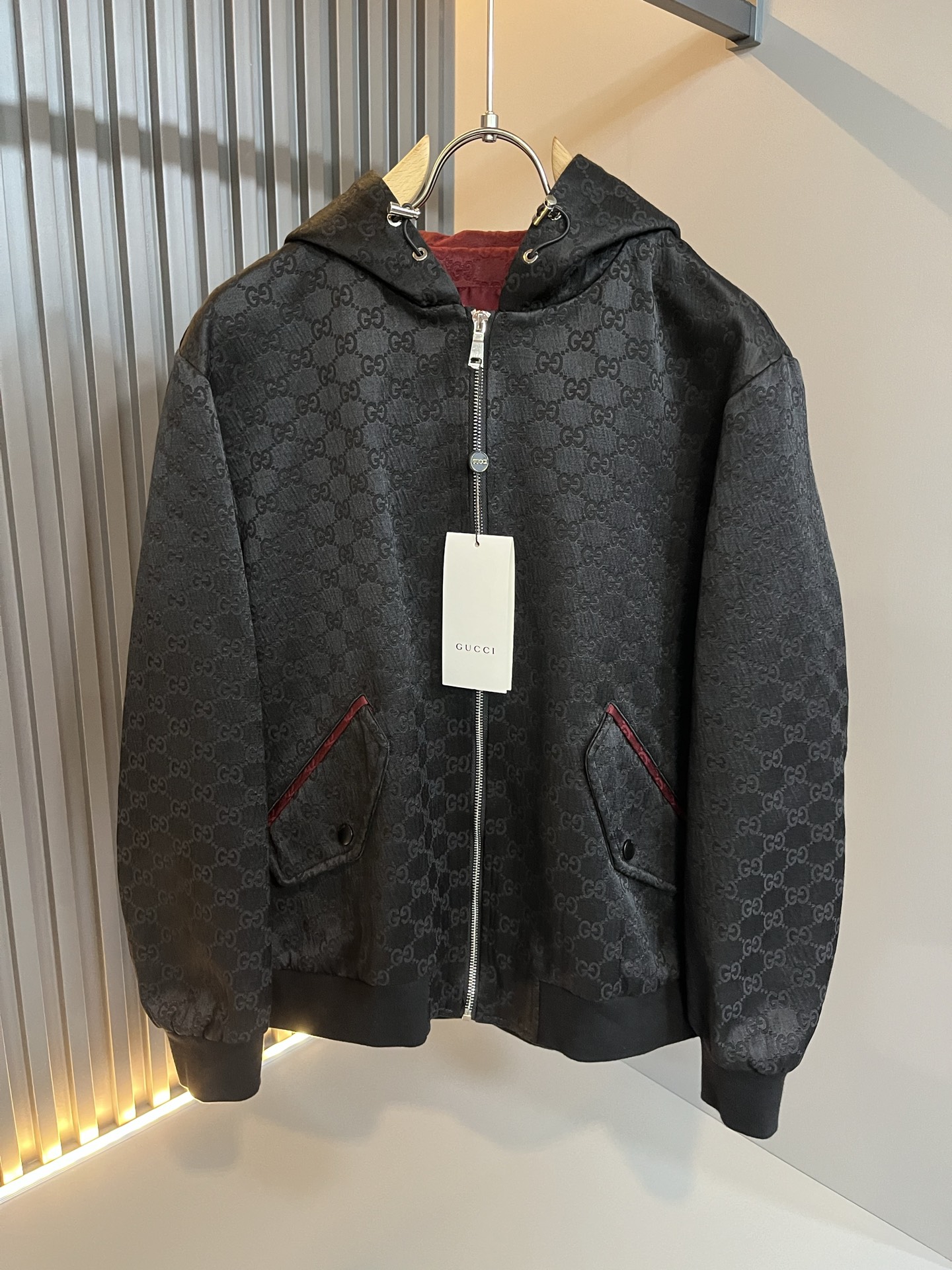 NO:538269,Gucc* Gujia 2025 Autumn and Winter Latest Series!  The same jackets for men and women are available in trading companies, and they are sold on the official website at the same time!  New fashion elements design!  Chest logo logo design!  Injecting full vitality into the new series, we select customers to supply imported denim fabrics. The fabric feels skin-friendly and soft and delicate, and has an extremely comfortable and breathable wearing experience. The whole item is very eye-catching and fashionable, and is deeply loved by young people today!  The basic loose-fitting cut is suitable for matching all the styles and looks you need in your daily life!  It is recommended to wear couple outfits to go out on the street to make it more pleasing to the eye!  Size: M-3XL, gucci, gucci, jackets & coats, jackets & coats, alexander wang19860909Gucc*古家 2025秋冬最新系列！男女同款夹克外套,贸易公司渠道稀出,同步官网发售 ！ 新时尚元素设计！胸前标志logo图案设计！为全新系列注入满满活力,选客供进口牛仔面料制成,面料手感亲肤柔软细腻,拥有着无比舒适透气性的穿着体验,整件单品极具吸睛度与时尚感,深受当下年轻人的喜爱！基础宽松的版型裁剪,不分年龄与性别的中性款式,适合搭配你日常所需的所有风格与造型！建议搭配情侣装出街会更为养眼出色！尺码:M-3XL,,gucci,gucci,jackets & coats,jackets & coats,alexander wang,Men's clothing