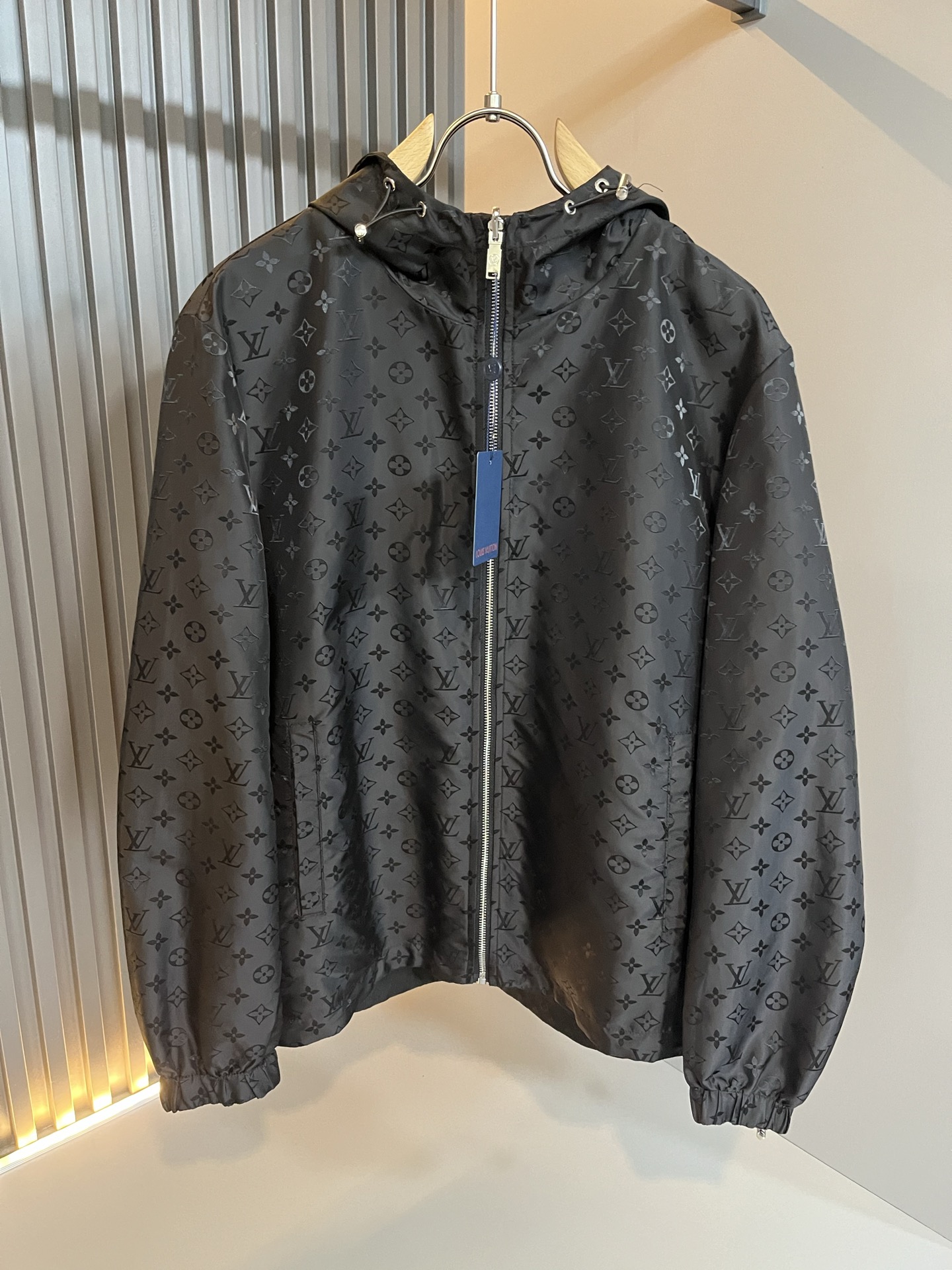 NO:538274,Louis Vuit*on 2025 autumn and winter new light luxury Monogram three-dimensional dark pattern craftsmanship, same double-sided jacket for men and women!  The new high-end Louis family, the details and quality are always flawless, and creative designs are emerging one after another. If you don’t buy a few Louis items this fall and winter, you are not considered a fashion expert. Monogram patterns are unparalleled, interpreting Louis’s iconic elements, which are really something that everyone loves. The top-quality technology polyester fabric is made of super soft and tough, and has excellent breathability. From world-class trade-level OEM channels, the quantity is extremely rare and sold out without help. The 'Dou Brand' produces preschool items every year!  The original logo presents an extraordinary texture and is clean and neat. This is the Louis family's unique skill and the latest craftsmanship this season. The degree of meticulousness has reached the top, and the loose three-dimensional tailoring design is unique. It is a fusion of luxury and fashion!  Size M-3XL, louis vuitton,louis vuitton,louis vuitton,jackets & coats,jackets & coats,alexander wang19860909Louis Vuit*on 路易*登 2025秋冬新款轻奢Monogram立体暗纹工艺男女同款双面穿夹克外套！路易家族的新高端,细节品质永远的那么完美无瑕,创意设计层出不穷.今年秋冬季节没有入手几件路易你算不上时尚达人.Monogram图案无与伦比,诠释路易的标志性元素,实属人见人爱的东西.顶级的科技聚酯纤维面料打造,超级柔软且具有韧性,透气感也是绝佳.来自世界级贸易级别的代工厂渠道,数量极其稀少售完无补.“驴牌”每年都会出的老花单品！原版Logo呈现不一般的质感,干净俐落.这是路易家族的看家绝活也是本季度的最新工艺.细致化程度已经达到顶端了,宽松立体剪裁的版型设计堪称一绝.属于奢华与时尚的融合！尺码M-3XL,,louis vuitton,louis vuitton,louis vuitton,jackets & coats,jackets & coats,alexander wang,Men's clothing