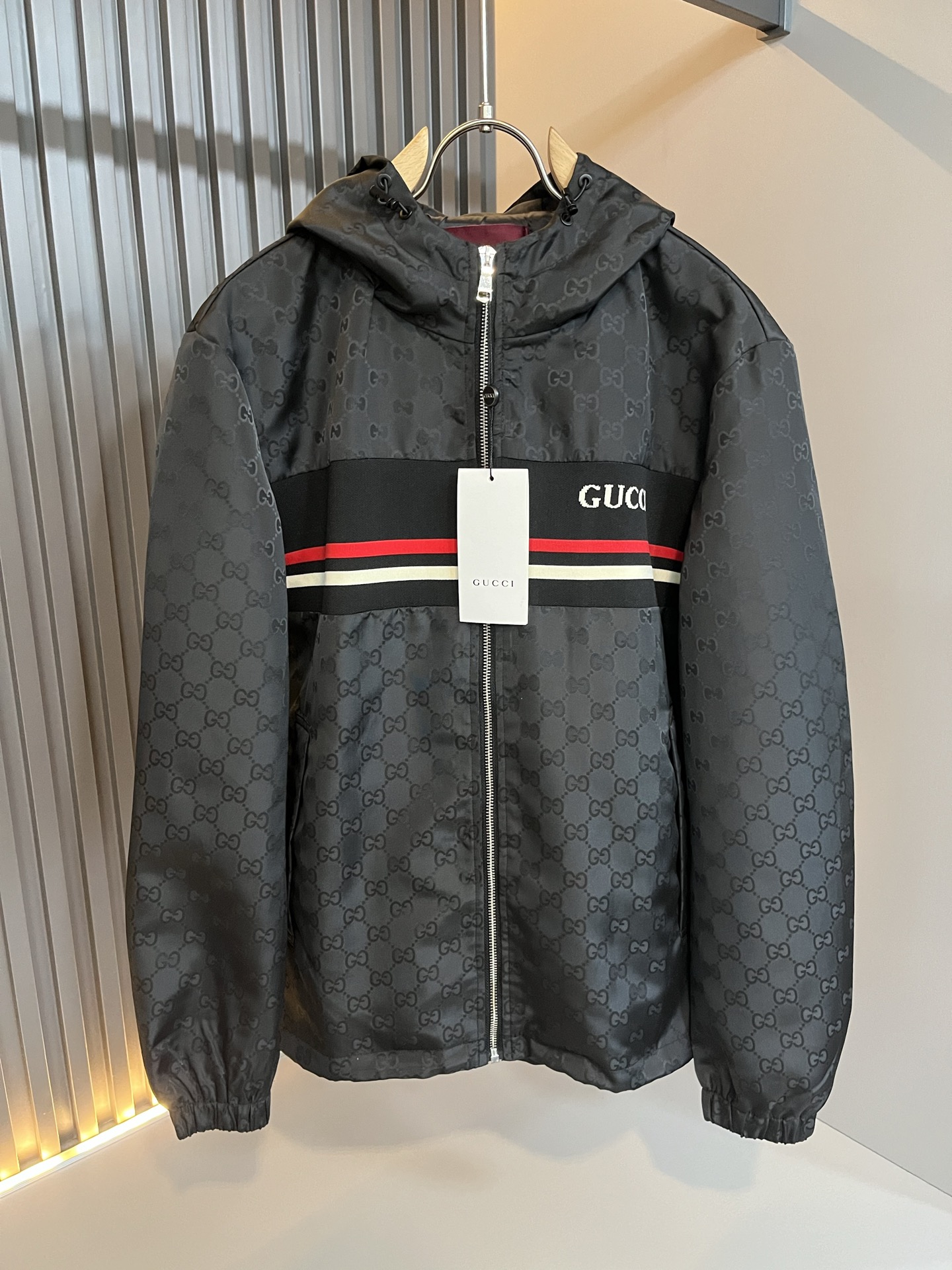 NO:538283,Gucc* Gujia 2025 Autumn and Winter Latest Series!  The same jackets for men and women are available in trading companies, and they are sold on the official website at the same time!  New fashion elements design!  Chest logo logo design!  Injecting full vitality into the new series, we select customers to supply imported denim fabrics. The fabric feels skin-friendly and soft and delicate, and has an extremely comfortable and breathable wearing experience. The whole item is very eye-catching and fashionable, and is deeply loved by young people today!  The basic loose-fitting cut is suitable for matching all the styles and looks you need in your daily life!  It is recommended to wear couple outfits to go out on the street to make it more pleasing to the eye!  Size: M-3XL, gucci, gucci, jackets & coats, jackets & coats, alexander wang19860909Gucc*古家 2025秋冬最新系列！男女同款夹克外套,贸易公司渠道稀出,同步官网发售 ！ 新时尚元素设计！胸前标志logo图案设计！为全新系列注入满满活力,选客供进口牛仔面料制成,面料手感亲肤柔软细腻,拥有着无比舒适透气性的穿着体验,整件单品极具吸睛度与时尚感,深受当下年轻人的喜爱！基础宽松的版型裁剪,不分年龄与性别的中性款式,适合搭配你日常所需的所有风格与造型！建议搭配情侣装出街会更为养眼出色！尺码:M-3XL,,gucci,gucci,jackets & coats,jackets & coats,alexander wang,Men's clothing