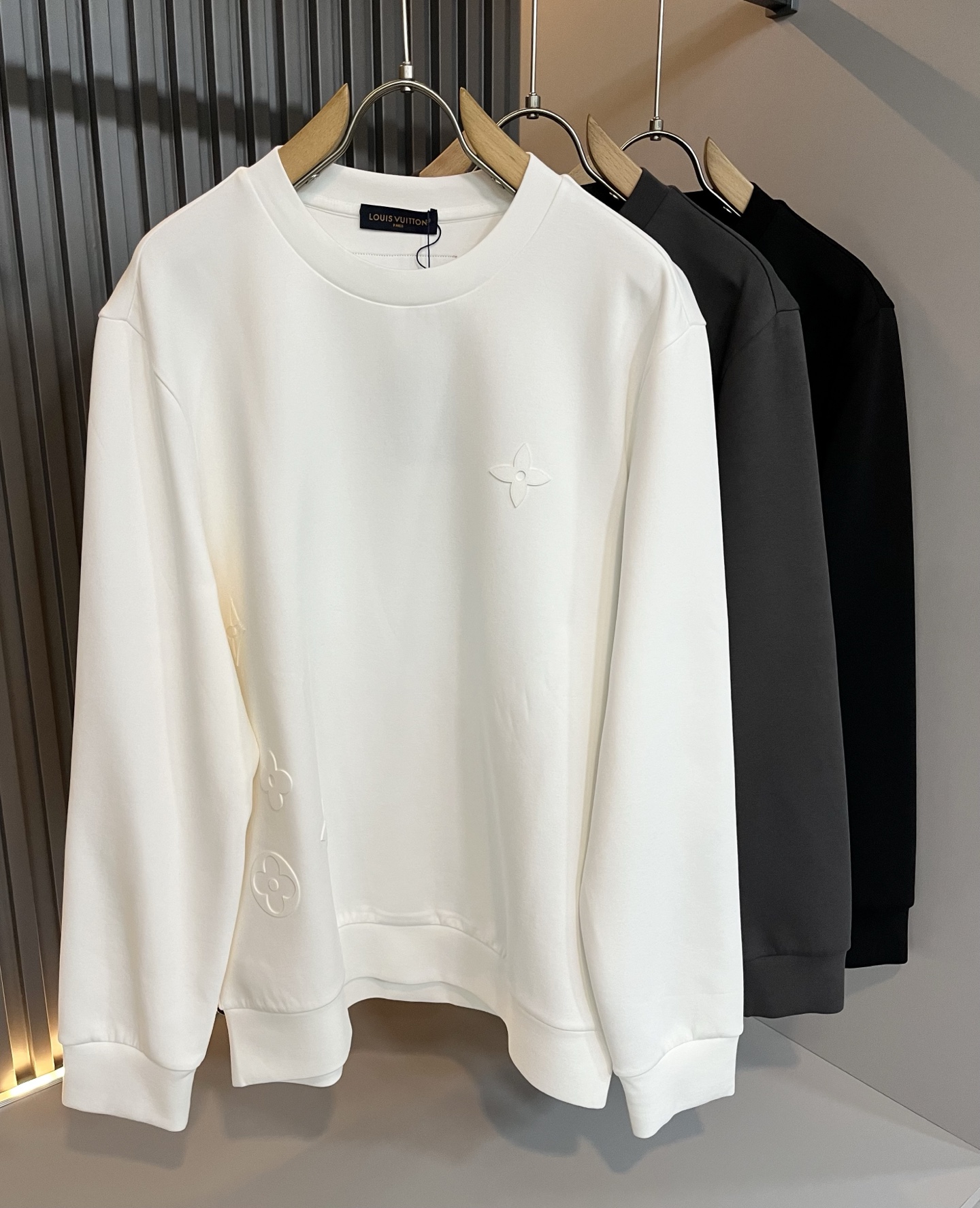 NO:538272,LouisVuitt*Louis*Deng The new series of autumn and winter products in 2025 are launched, a very fashionable and avant-garde long-sleeved sweatshirt for men and women, with a logo on the chest logo pattern glue-pressing design!  Different from the past, it declares the design concept that has been passed down for many years in the brand!  Its eye-catchingness is no less than any classic style, perfectly presenting the fashionable, high-end and luxurious feeling in front of the world!  Made of imported cotton materials, selected high-quality pure cotton fabrics, soft and soft to the touch, the real thing is definitely beyond your imagination, and it has been used to the extreme!  Size M-3XL, louis vuitton,louis vuitton,hoodie,sweatshirts,alexander wang19860909LouisVuitt*路易*登 2025秋冬全新系列单品上线,非常时髦前卫的一款男女同款长袖卫衣,胸前标识logo图案压胶设计！区别于以往的不同,宣示品牌传承多年的设计理念！其吸睛度完全不亚于任何经典款式,将时髦高级感与奢华感完美呈现在世人眼前！客供进口全棉材质制成,精选优质纯棉面料,触感软糯亲肤细腻,实物到手绝对超乎你的想象,发挥到了极致！尺码M-3XL,,louis vuitton,louis vuitton,hoodie,sweatshirts,alexander wang,Men's clothing