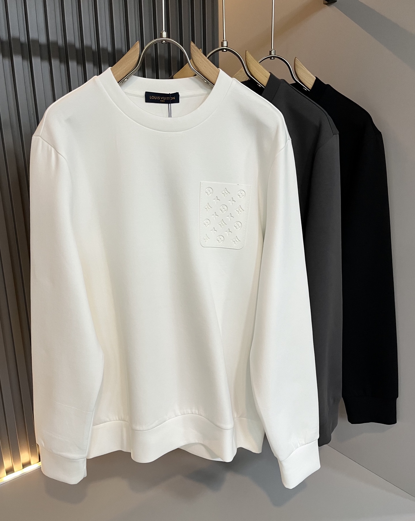 NO:538286,LouisVuitt*Louis*Deng The new series of autumn and winter products in 2025 are launched, a very fashionable and avant-garde long-sleeved sweatshirt for men and women, with a logo on the chest logo pattern glue-pressing design!  Different from the past, it declares the design concept that has been passed down for many years in the brand!  Its eye-catchingness is no less than any classic style, perfectly presenting the fashionable, high-end and luxurious feeling in front of the world!  Made of imported cotton materials, selected high-quality pure cotton fabrics, soft and soft to the touch, the real thing is definitely beyond your imagination, and it has been used to the extreme!  Size M-3XL, louis vuitton,louis vuitton,hoodie,sweatshirts,alexander wang19860909LouisVuitt*路易*登 2025秋冬全新系列单品上线,非常时髦前卫的一款男女同款长袖卫衣,胸前标识logo图案压胶设计！区别于以往的不同,宣示品牌传承多年的设计理念！其吸睛度完全不亚于任何经典款式,将时髦高级感与奢华感完美呈现在世人眼前！客供进口全棉材质制成,精选优质纯棉面料,触感软糯亲肤细腻,实物到手绝对超乎你的想象,发挥到了极致！尺码M-3XL,,louis vuitton,louis vuitton,hoodie,sweatshirts,alexander wang,Men's clothing