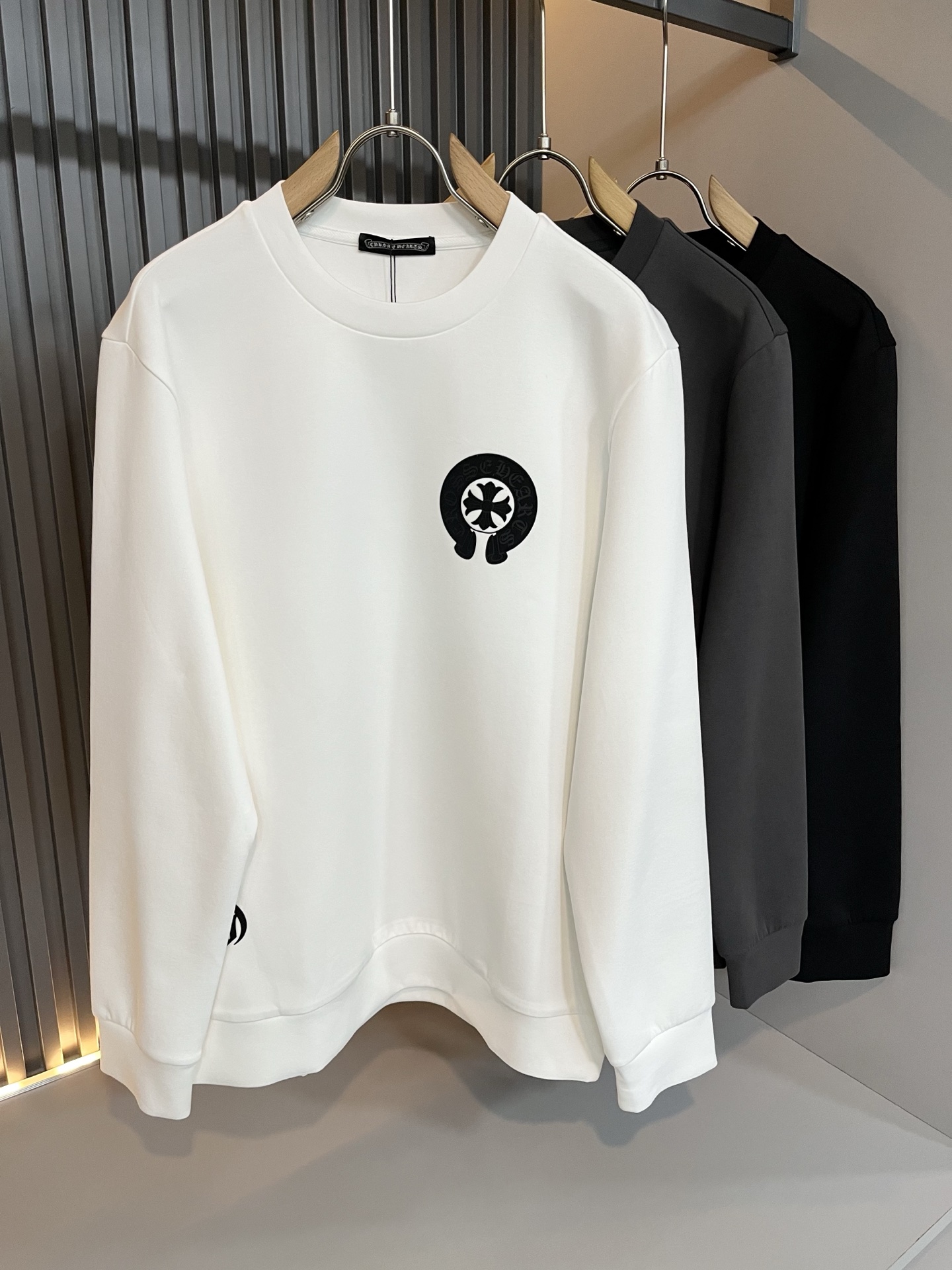 NO:537260,Chrome hear*s Ke*xin 2025 autumn and winter new men and women's same sweatshirt!  The same style for men and women is a high street jacket that you recognize from the bottom of your heart, and it makes you more rare after time. The trendy high street king is the trendy brand Chrome hear*s Ke*xin. To be honest, wearing Croxin is very fashionable. If you match the jacket together, it will be fashionable, and there is nothing to say on the street. The logo on the chest is glue-pressed!  The feel is amazing. This comfort can be said to be a paradise on earth when worn on the body. It is decorated with the leather logo badge on the chest!  The upper body is really not picky, the casual and chic taste is particularly good, which enhances the fashion sense and appearance. This style is particularly easy to match with various types of pants. The recognition is where it is, it is tough, not easy to wear, and the details are very good. Size M-3XL, chrome hearts, chrome hearts, hoodie, sweatshirts, jackets & coats, jackets & coats, alexander wang19860909Chrome hear*s克*心 2025秋冬新款男女同款卫衣！男女同款一款让你从心底认可的高街夹克外套,并且经过时间的推移而让你更加珍稀,潮流的高街之王,那就是潮牌chrome hear*s克*心,穿克罗心的实话讲很潮了,如果连夹克也一起搭配,那就是潮爆了,潮爆街头没话说.胸前logo压胶设计！手感一绝,这种舒适感穿在身上,可以说是人间天堂了.搭配胸前皮革logo徽章修饰！上身真心不挑人,休闲潇洒的味道特别足,提升时尚感和颜值,并且这样的版型特别好搭配各种类型的裤子,辨识度就在哪里,韧性足,不易磨损,细节工艺非常到位.尺码M-3XL,,chrome hearts,chrome hearts,hoodie,sweatshirts,jackets & coats,jackets & coats,alexander wang,Men's clothing