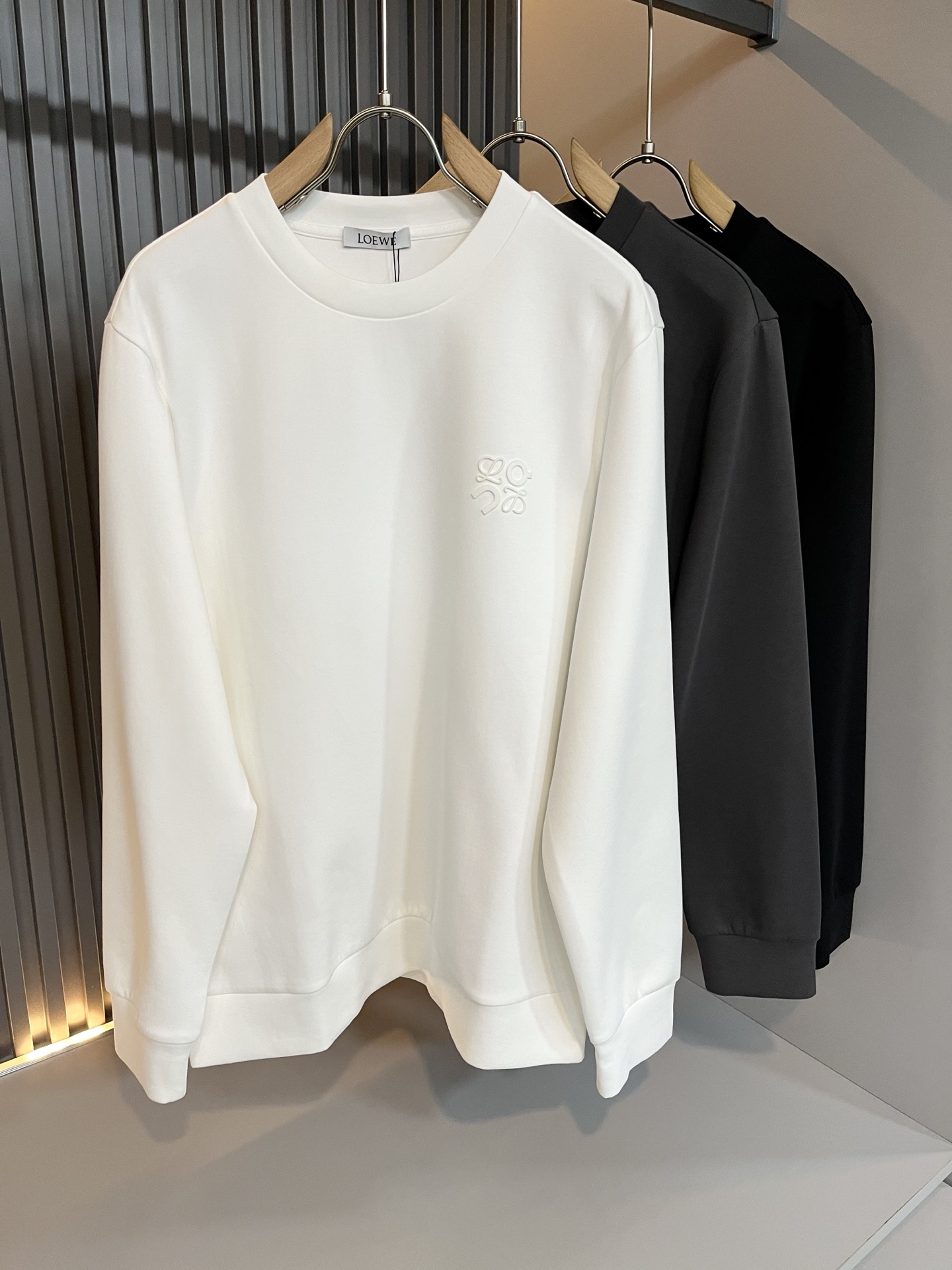 NO:539220,LOE*WE Luo*We 2025 autumn and winter men and women's same long-sleeved sweatshirt, original Italian order channel, very unique and high-end trendy style, logo glue-pressing design!  Couple custom original air cotton sweatshirt!  !  The latest fashion trends and popular products are here, and it is another simple and high-end fashion item. It is a fashion product with very high-end outfit charm. It is a must-have item for fashion trends!  Original Italian manufacturer channels, special-level orders, and released at the same time as Hong Kong, Macao and Taiwan buyers. This model is also the latest popular product of Luo Yiweijia this year and the most classic product. Its specifications and grades are beyond doubt!  !  The choice is very diverse, and it can be said that this model naturally has a fresh and natural feeling, showing the brand charm and high-end feeling. The texture of this model is very good, and the heavy weight and brilliant skin-friendliness that can be seen with hands are even better, and it is a complete enjoyment of wearing!  !  Size: M-3XL, loewe, loewe, hoodie, sweatshirts, alexander wang19860909LOE*WE罗*威 2025秋冬男女同款长袖卫衣,意大利原厂订单渠道,极具个性高级潮风,标志logo压胶设计！情侣款定制原版空气棉卫衣！！最新时尚潮流人气产物驾到,又是一款简约高级的时尚单品,穿搭魅力十分高级不俗的时尚产物 ,时尚潮流必备单品！意大利原厂渠道,特供级别订单,同步港澳台买手店发布,此款也是罗意威家今年的最新人气产物,也是最经典的产物,其规格跟档次更是毋庸置疑！！ 选择极具多样化,言而喻此款自然具备那种清新自然的感觉,彰显品牌魅力与高级感,此款的质感十分的到位,用手可以感知的重磅跟出彩亲肤程度更是上佳,十足的穿着享受！！尺码:M-3XL,,loewe,loewe,hoodie,sweatshirts,alexander wang,Men's clothing