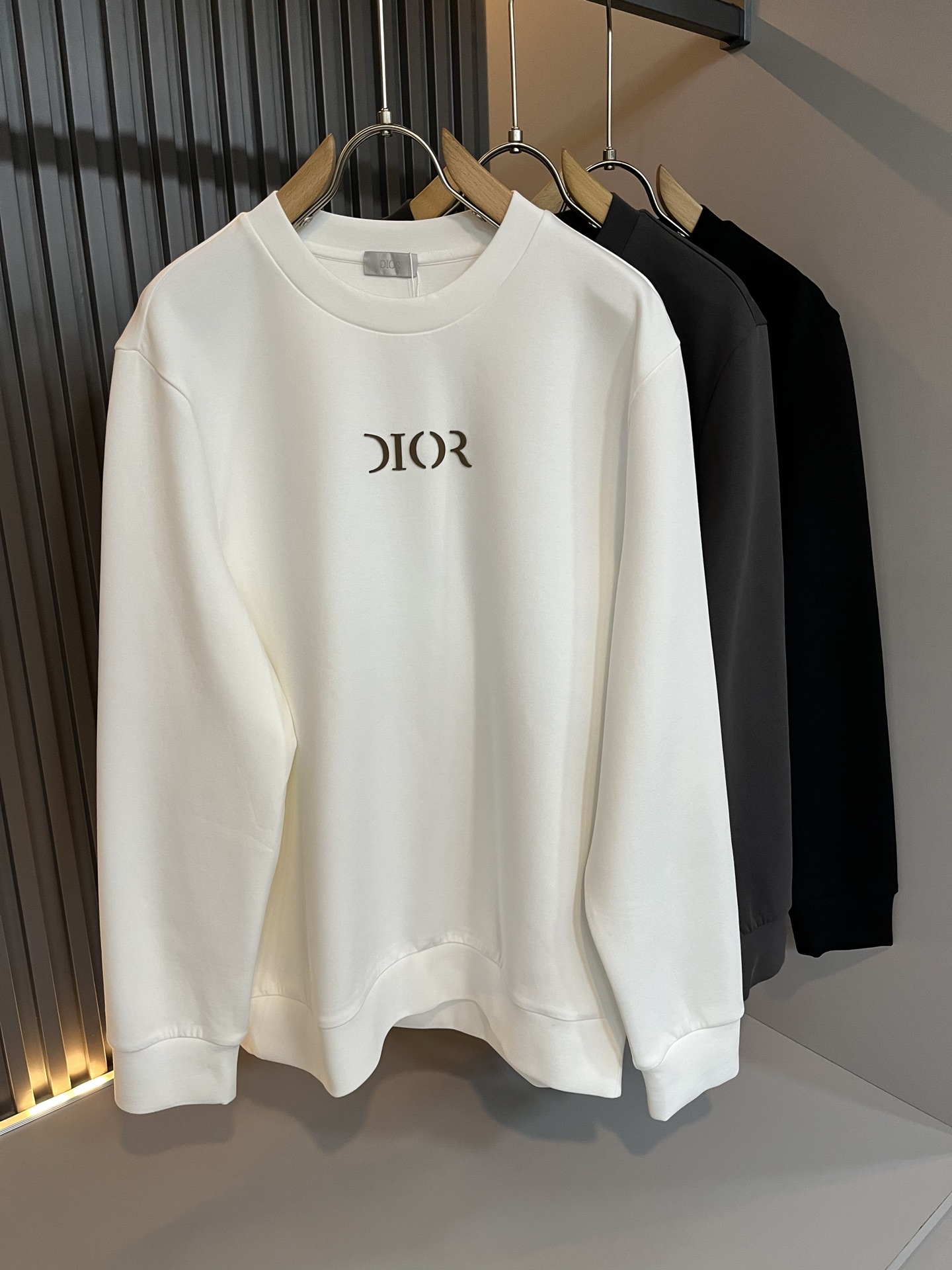 NO:538277,Dio*Dijia 2025 autumn and winter new men and women's same long-sleeved sweatshirt, released simultaneously in the counter!  Customized exclusive cotton fabric sweatshirt, customized original craft threads, and glue-pressed design with letter logo pattern!  Simple and generous, calm and versatile, extremely high-end, perfectly integrated with fashion and style, a top fashionable style that perfectly suits the outside wear!  The overall feeling is natural!  The ultimate classic versatile sweatshirt, the ultimate heavy industry and the ultimate perfection!  Fans who pursue high quality are please buy them by themselves, and all fans who know the goods are invited to appreciate this model together!  !  Size M-3XL, dior, dior, hoodie, sweatshirts, alexander wang19860909Dio*迪家 2025秋冬新款男女同款长袖卫衣,专柜同步发售！定制专属纯棉面料卫衣,定制原版工艺螺纹,采用字母logo图案压胶设计！简约大方,从容百搭,档次极高,完美融入时尚还有风情感一款完美符合外穿的顶尖时髦气质款！整体给人浑然天成的感觉！极致经典的百搭型卫衣,极致的重工极致的完美！追求高品质的粉丝们请自行抢购,诚邀所有识货的粉丝一同鉴赏此款！！尺码M-3XL,,dior,dior,hoodie,sweatshirts,alexander wang,Men's clothing