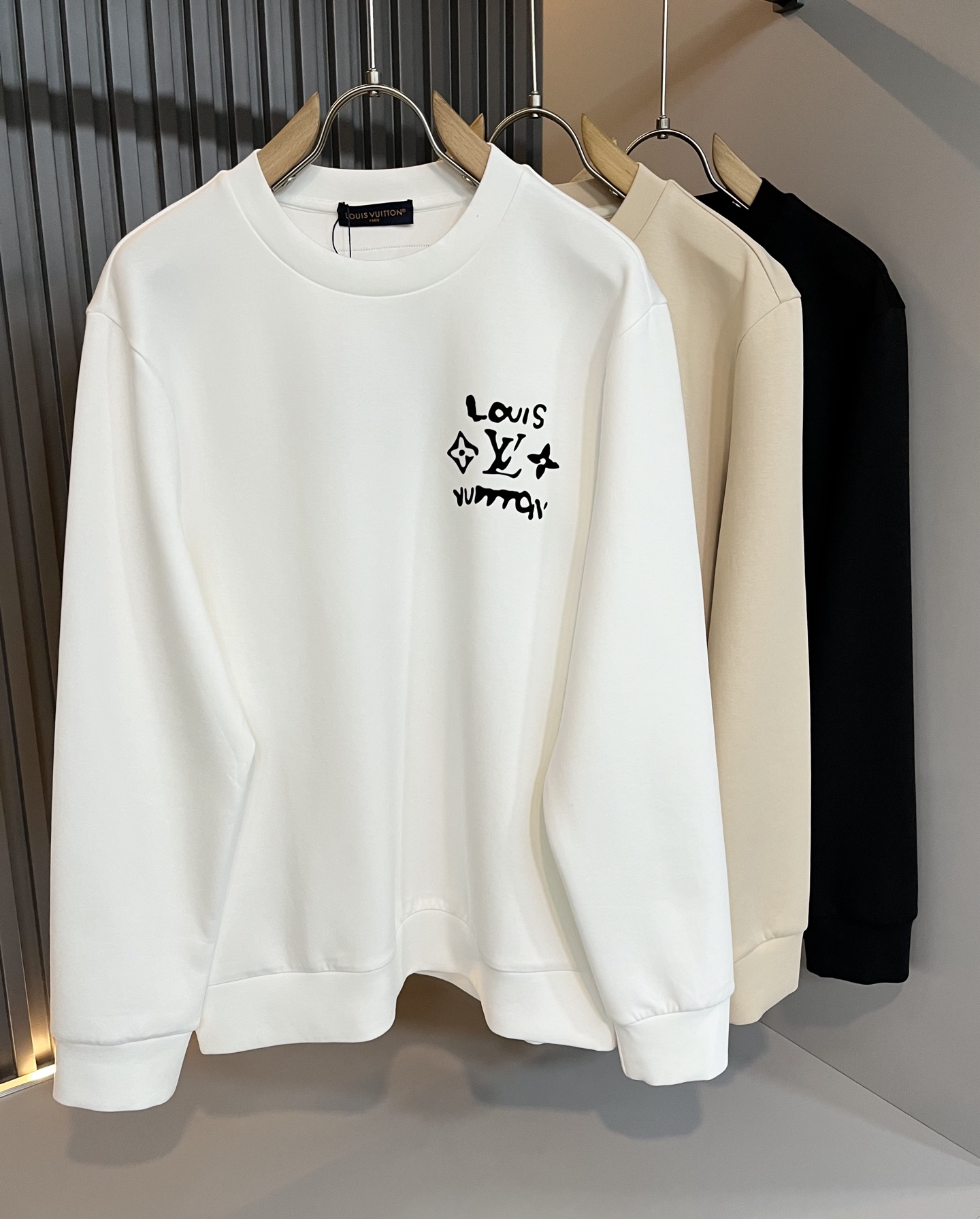 NO:537270,LouisVuitt*Louis*Deng The new series of autumn and winter products in 2025 are launched, a very fashionable and avant-garde long-sleeved sweatshirt for men and women, with a logo on the chest logo pattern glue-pressing design!  Different from the past, it declares the design concept that has been passed down for many years in the brand!  Its eye-catchingness is no less than any classic style, perfectly presenting the fashionable, high-end and luxurious feeling in front of the world!  Made of imported cotton materials, selected high-quality pure cotton fabrics, soft and soft to the touch, the real thing is definitely beyond your imagination, and it has been used to the extreme!  Size M-3XL, louis vuitton,louis vuitton,hoodie,sweatshirts,alexander wang19860909LouisVuitt*路易*登 2025秋冬全新系列单品上线,非常时髦前卫的一款男女同款长袖卫衣,胸前标识logo图案压胶设计！区别于以往的不同,宣示品牌传承多年的设计理念！其吸睛度完全不亚于任何经典款式,将时髦高级感与奢华感完美呈现在世人眼前！客供进口全棉材质制成,精选优质纯棉面料,触感软糯亲肤细腻,实物到手绝对超乎你的想象,发挥到了极致！尺码M-3XL,,louis vuitton,louis vuitton,hoodie,sweatshirts,alexander wang,Men's clothing