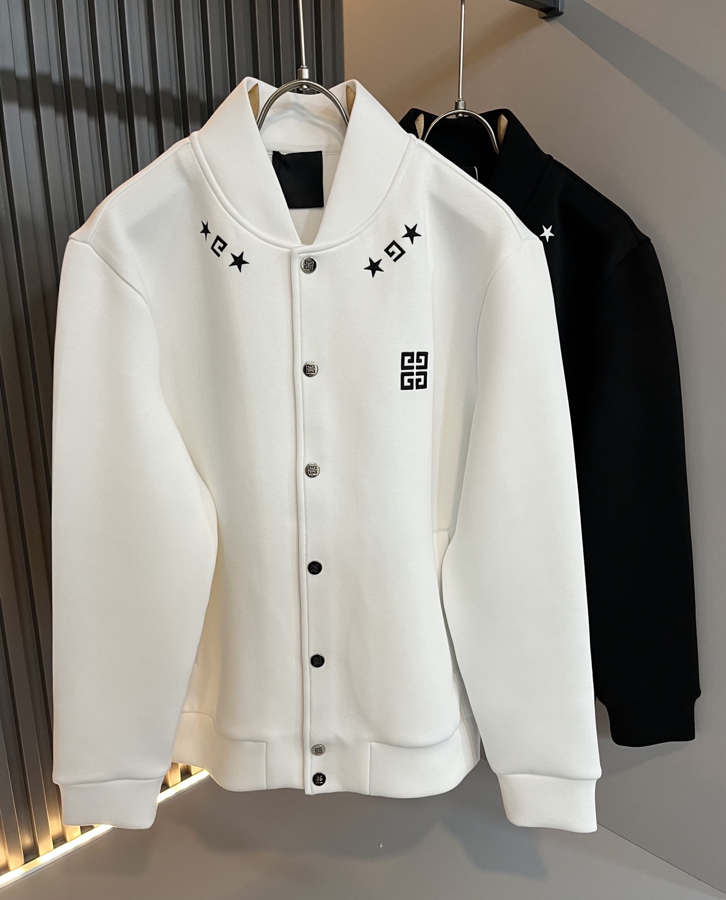 NO:537268,Giv*chy/Ji*xi's new 2025 autumn and winter baseball jacket for men and women, the main creator has injected new fashion energy into fashion. By exploring various themes and sexy charm, it is highly recognizable and leads the new street fashion trend. This model is the exclusive outstanding design element of G's family, with the design logo logo pattern embroidery design!  Perfect fusion, clear and restored patterns, showing the elegant style of the brand. The original pure cotton material is made of tight and high-end fabric, and the upper body can be easily controlled, showing the casual and fashionable charm. Size M-3XL, gucci, jackets & coats, jackets & coats, alexander wang19860909Giv*chy/纪*希2025秋冬新款男女同款棒球服夹克外套,主创时尚注入了全新时尚能量.通过探索各种题材和性感魅力,极具辨识度,引领全新街头时尚潮流.该款是G家独家的出彩设计元素,设计标识logo图案刺绣设计！完美融合,图案清晰还原度极高,彰显品牌优雅格调.选用原版纯棉材质,面料紧实高级,上身均可轻松驾驭,展现休闲自在时尚魅力.尺码M-3XL,,gucci,jackets & coats,jackets & coats,alexander wang,Men's clothing