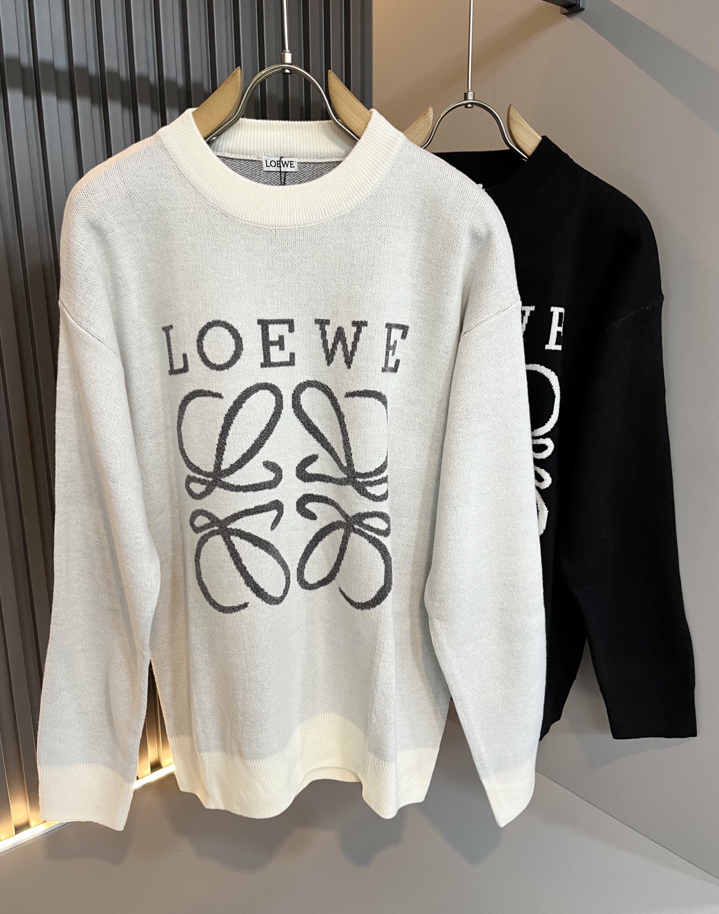 NO:539226,LO*WE/Luo*We 2025 autumn and winter new men and women knitted wool sweaters, trading company channel goods, the latest products, official cabinets sold simultaneously, classic star-grade products!  LO*WE's leather goods have the highest voice in the entire fashion circle, with a high brand value and influence, and a century-old historical and cultural heritage. The royal noble brand has its exquisite handicrafts and design sense subverts modern aesthetics!  The overall design conforms to the aesthetic design of LOE home, uses classic brand elements, perfectly follows the essence and genes of LOE home, and designs logo logo pattern crochet design!  The visual is quite exquisite and beautiful, showing the brand's characteristics, with a high recognition and a very fashionable feel. The overall design explains minimalism to the extreme, simple and generous!  Customers supply high-end materials imported from Egypt, and select high-end knitted wool fabrics!  Extremely luxurious and special materials, all fabric attributes are superior, the touch experience is self-evident, and the ultimate luxury enjoyment!  The quality is perfect, the details are exquisite and exquisite, which not only reduces age and highlights the fashionable temperament. The upper body is full of temperament. The color matching is quite in line with the needs of the matching season, and the control is extremely high. It has no need to define age and has an excellent styling feel!  Size M-3XL, loewe, alexander wang19860909LO*WE/罗*威2025秋冬新款男女同款针织羊毛衫,贸易公司渠道货,最新品,官柜同步售卖,经典明星级单品！LO*WE家的皮具单品在整个时装圈最有极高的的发言权,品牌价值影响力颇高,有着百年历史文化底蕴,皇室御贵族御用品牌,其精湛的手工艺及设计感颠覆了现代审美！整体的设计符合LOE家美学设计,运用了经典的品牌元素,完美沿袭了LOE家的精髓与基因,设计logo标识图案钩织设计！视觉颇为精致美观,彰显了品牌特质,辨识度极高且极具时髦感,整体的设计将极简主义阐释到极致,简约而大方！客供埃及进口高级物料,甄选高端针织羊毛面料！极为奢华特殊的材质,面料属性皆为上乘,触感体验不言而喻,奢华极致享受！品相完美如斯,细节处处精致考究,即减龄又凸显了时髦气质感,上身满满的气质感,配色相当符合搭配季节需求,驾驭度混搭性极高,无关年龄界定,造型感极佳的一款单品！尺码M-3XL,,loewe,alexander wang,Men's clothing