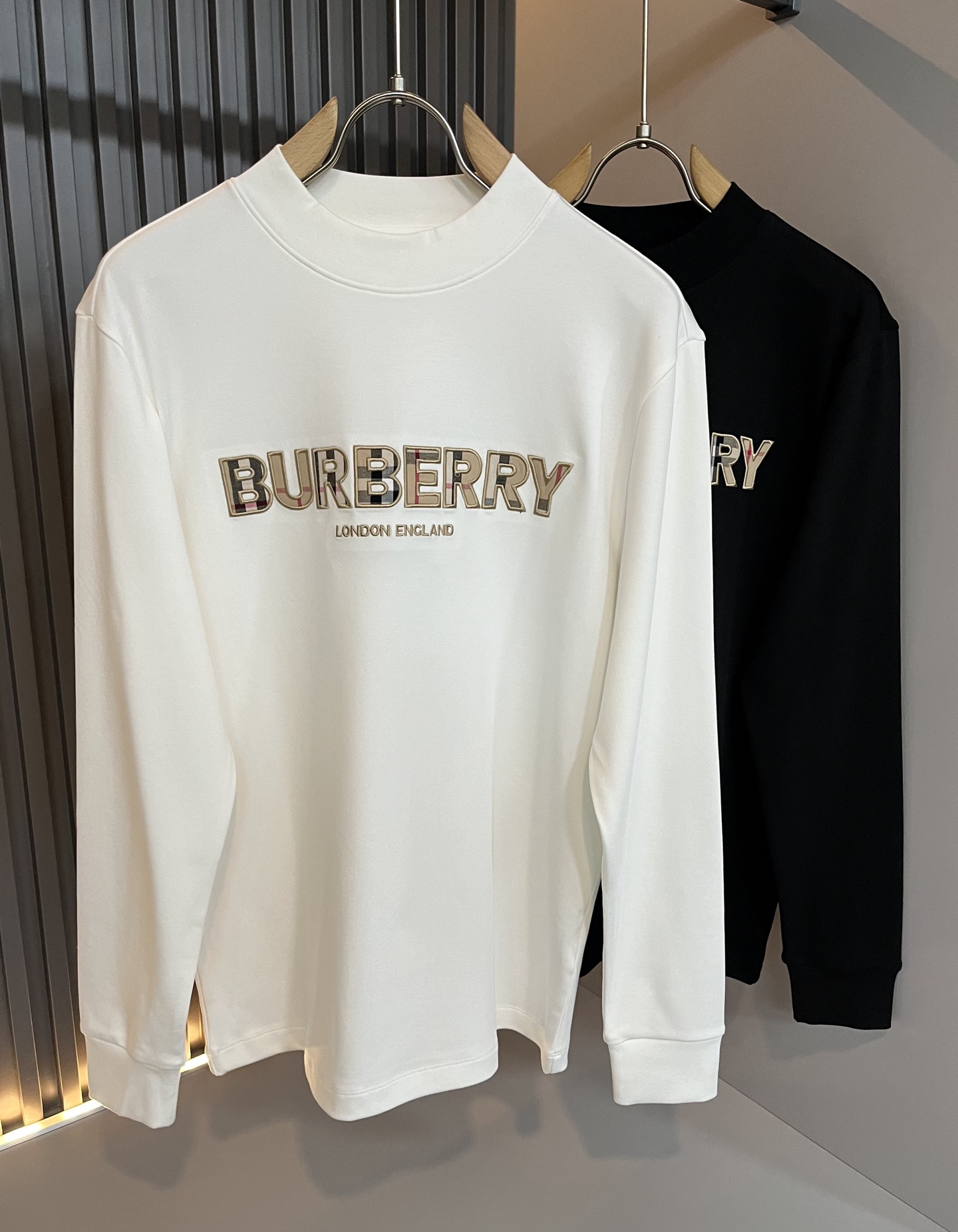 NO:537274,Bur*erry 2025 autumn and winter new men's base shirt, the latest brand design elements!  Neither monotonous nor complicated, it shows taste just right!  Embroidery design for clothes logo pattern!  Comfortable, sweat-absorbing and breathable, custom-made original baby lint cotton fabric!  The unique sense of luxury presents a simple and elegant temperament!  Full three-dimensional! Standard cutting design!  Every detail is a synchronized with high-end fashion. Size: M-3XL, burberry, alexander wang19860909Bur*erry 巴*莉 2025秋冬新款男士打底衫,品牌最新设计元素！既不单调也不复杂,恰到好处的展现品味！衣身logo图案刺绣设计！舒适吸汗透气根本不在话下,定制原版婴儿绒棉面料！独具的高奢感呈现简约优雅气质！饱满立体!标准裁剪设计！每一处细节都是与高端时尚同步的体现.尺码:M-3XL,,burberry,alexander wang,Men's clothing