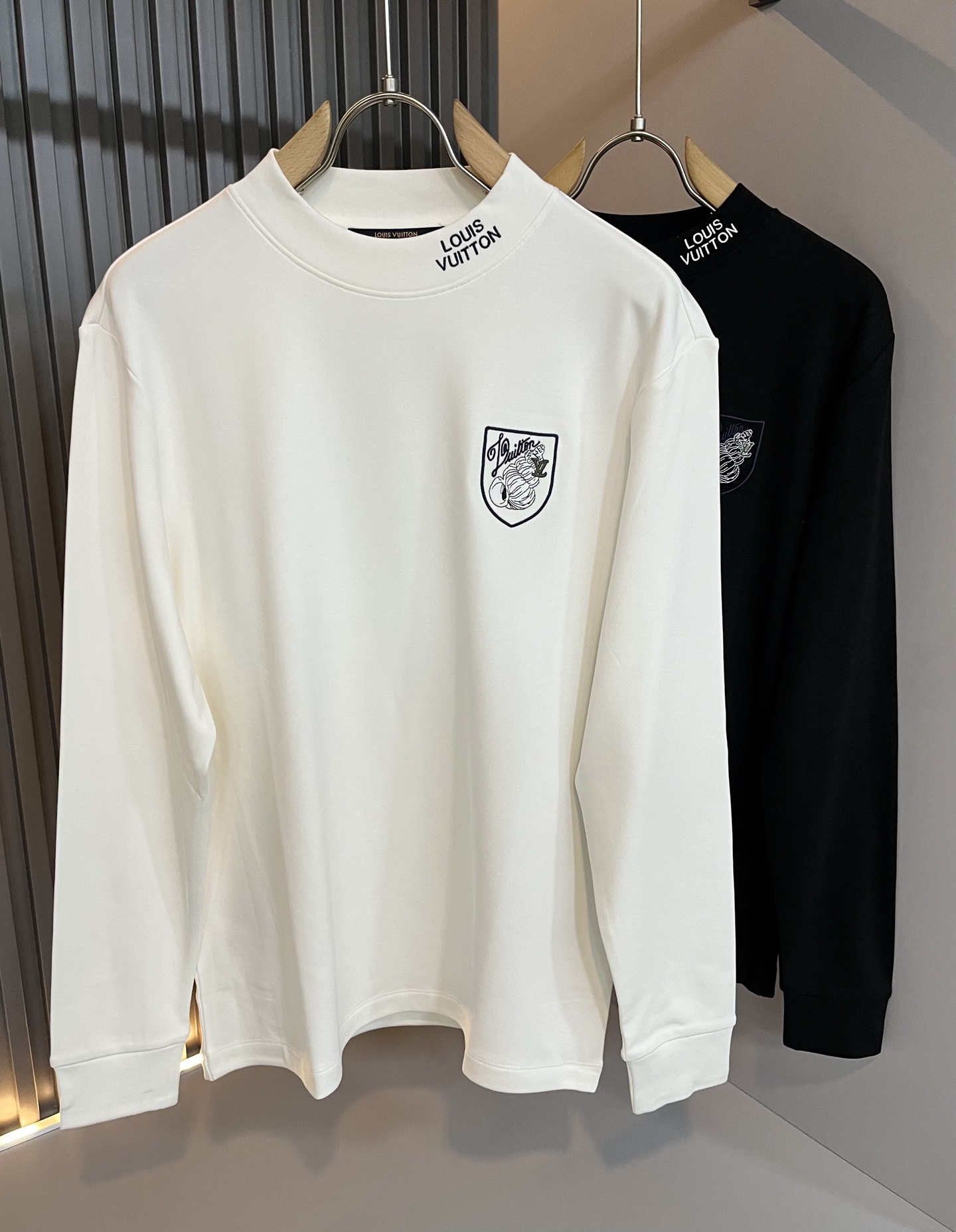 NO:539245,LouisVuitt*Louis*Deng 2025 autumn and winter new men's long-sleeved base shirt, very fashionable chest logo embroidery decoration!  Different from the past, it declares the design concept that has been passed down for many years in the brand!  Its eye-catchingness is no less than any classic style, perfectly presenting the fashionable, high-end and luxurious feeling in front of the world!  Selected high-quality pure cotton fabrics, soft and soft to the touch, the skin-friendly and delicate, the actual product is definitely beyond your imagination, and it has been brought to the extreme!  Size M-3XL, louis vuitton,louis vuitton,alexander wang19860909LouisVuitt*路易*登 2025秋冬新款男士长袖打底衫,非常时髦胸前logo刺绣修饰！区别于以往的不同,宣示品牌传承多年的设计理念！其吸睛度完全不亚于任何经典款式,将时髦高级感与奢华感完美呈现在世人眼前！精选优质纯棉面料,触感软糯亲肤细腻,实物到手绝对超乎你的想象,发挥到了极致！尺码M-3XL,,louis vuitton,louis vuitton,alexander wang,Men's clothing