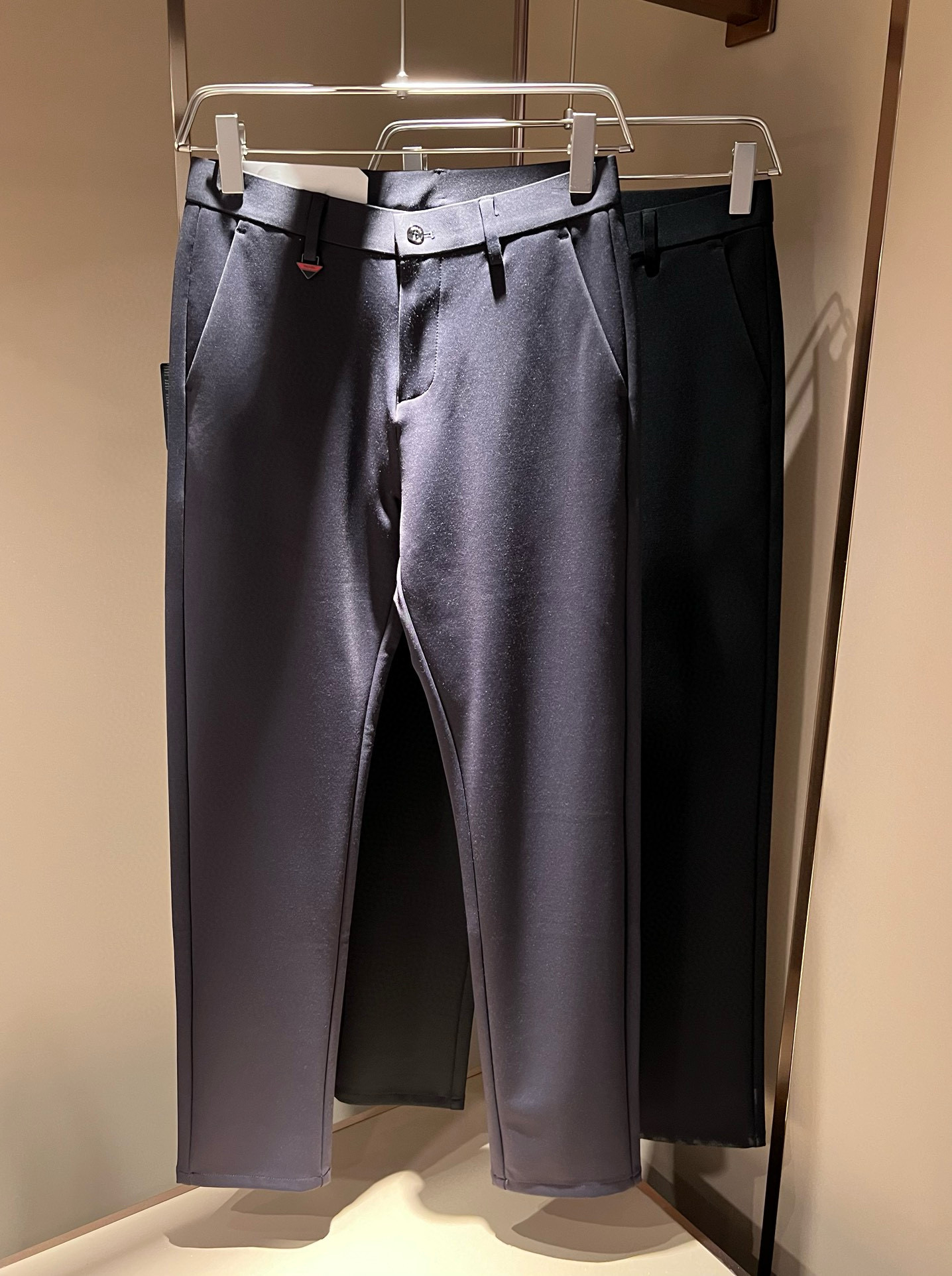 NO:537259,PRA*DA 2025 autumn and winter new spandex blended versatile trousers, classic business casual basic trousers for men!  Trading companies have sparse channels and are on sale on the leading official website!  A pair of trousers with both design value and practical wearability are online. The basic suit pants style and the right cutting process are excellent inclusive for the body. They can well modify the leg shape. They visually show long legs and straight legs, which add a lot of points to your appearance and aura!  Customized YKK metal zippers, customized original logo hardware accessories for customization!  The iconic classic marking hardware badge patches on the back are self-evident, and the recognition and luxury are self-evident, and the sense of identity is low-key!  A classic with a versatile foundation can be easily dealt with in business and leisure, and there is no reason to not buy it!  Size 30-40 37 39,,prada,business suit,alexander wang19860909PRA*DA 普*达 2025秋冬新款氨纶混纺百搭西裤,男士经典商务休闲基础长裤西裤！贸易公司渠道稀出,领先官网发售！设计值与实穿性均在线的一款裤装,基础的西装裤版型,恰到好处的裁剪工艺,对于身材包容性极好,能够很好的修饰腿型,在视觉上显腿长显腿直,为你的颜值与气场加分不少！客供定制YKK金属拉链,定制原版logo五金辅料修饰！后幅标志性经典标五金徽章贴饰,其辨识度与奢华感不言而喻,低调中不失身份感！百搭基础的经典,商务休闲皆可轻松应对,根本找不到不入手的理由！尺码30-40 37 39,,prada,business suit,alexander wang,Men's clothing