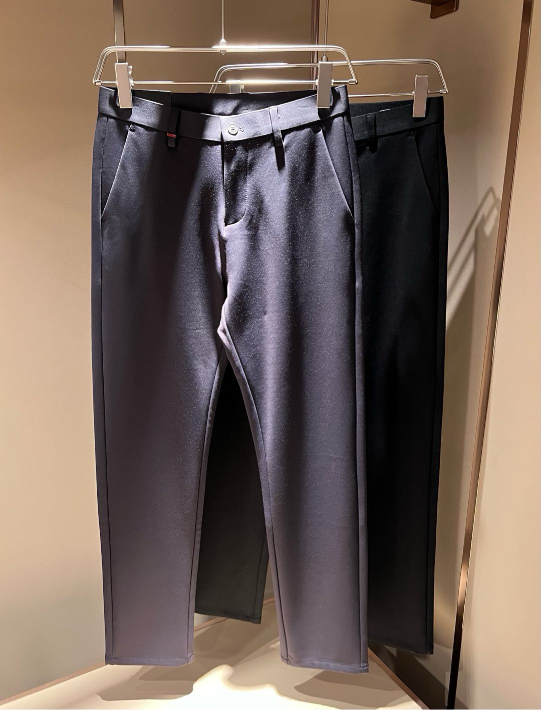 NO:537265,Kiton 2025 autumn and winter new trousers, classic business casual basic trousers for men!  Trading companies have sparse channels and are on sale on the leading official website!  A pair of pants with both design value and practical wearability are both online, taking into account the sense of fashion, and it is undoubtedly the best item for P this year!  Customized original Tom spandex fabric!  Getting the physical product will definitely give you the desire to repurchase unlimitedly!  The basic suit pants style and the right cutting process are excellent inclusive for the body. They can well modify the leg shape and visually make your legs look longer and straighter, adding a lot to your appearance and aura!  Customized YKK metal zippers, customized original logo hardware accessories for customization!  The iconic classic marking hardware badge patches on the back are self-evident, and the recognition and luxury are self-evident, and the sense of identity is low-key!  The autumn and winter pants are all classic and versatile, and you can easily deal with business and leisure, and you can't find any reason to not buy them!  Size 30-40 37 39,,business suit,alexander wang19860909Kiton 2025秋冬新款西裤,男士经典商务休闲基础长裤西裤！贸易公司渠道稀出,领先官网发售！设计值与实穿性均在线的一款裤装,兼顾时尚感的同时,绝对算得上是今年P家最佳单品无疑！定制原版汤姆氨纶面料！实物到手绝对会让你有无限回购的渴望！基础的西装裤版型,恰到好处的裁剪工艺,对于身材包容性极好,能够很好的修饰腿型,在视觉上显腿长显腿直,为你的颜值与气场加分不少！客供定制YKK金属拉链,定制原版logo五金辅料修饰！后幅标志性经典标五金徽章贴饰,其辨识度与奢华感不言而喻,低调中不失身份感！的秋冬神裤,百搭基础的经典,商务休闲皆可轻松应对,根本找不到不入手的理由！尺码30-40 37 39,,business suit,alexander wang,Men's clothing