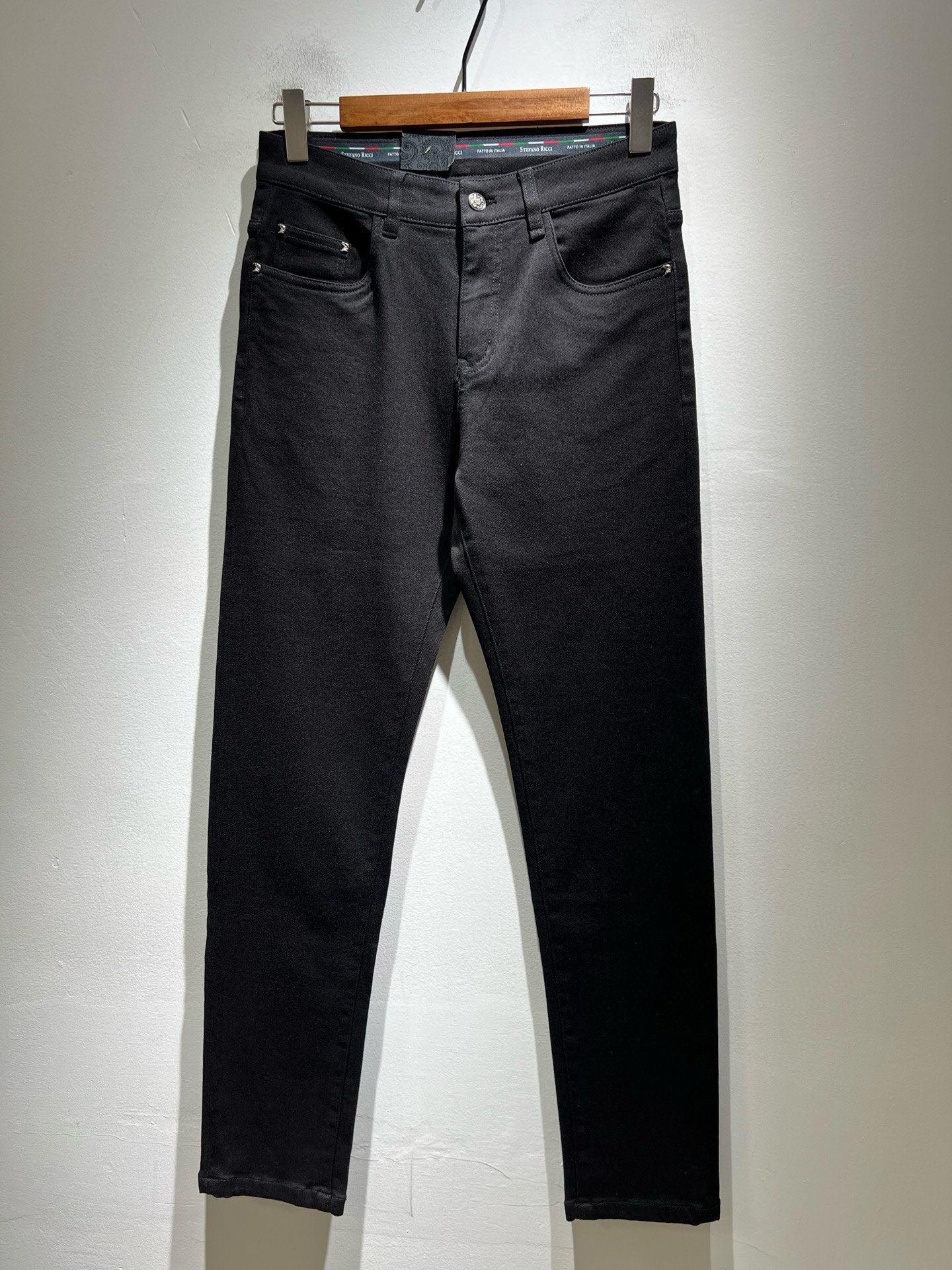 NO:537286,STEFANO RIC*I/Stephen Nicht 2025 autumn and winter men's original single casual jeans, heavy recommendation!  Quality 'Niu Beer' This model uses original exclusive fabric!  The craftsmanship is top-notch, and the design of Eagle Head logo hardware decoration!  The three-dimensional sense is extremely stunning and stunning. The pattern is presented by the iconic brand pattern. It has a very distinctive and high-end and fashionable look, which strongly demonstrates the identity!  In addition, it has a lot of cotton feel, both comfort and breathability, extremely delicate touch, and excellent skin-friendly!  The details are perfect, with all kinds of exquisite and exquisite, with a strong sense of styling, full of upper body styles, and belongs to the unique type on the market!  Size 29-40, jeans,alexander wang19860909STEFANO RIC*I/史蒂芬.尼治 2025秋冬男士原单休闲牛仔裤,重磅推荐！品质“牛啤” 此款所运用原版专属面料！还是工艺都堪称顶尖,设计鹰头logo五金修饰！立体感极强,视觉极其惊艳震撼,图案由标志性的品牌图案呈现,辨识度非常鲜明且高级时髦,有力彰显身份！此外棉感十足,舒适性与透气性兼备,触感极为细腻,亲肤性绝佳！细节完美如斯,各种精湛考究 造型感极强,上身型款十足,属于市面独一无二的类型！尺码29-40,,jeans,alexander wang,Men's clothing