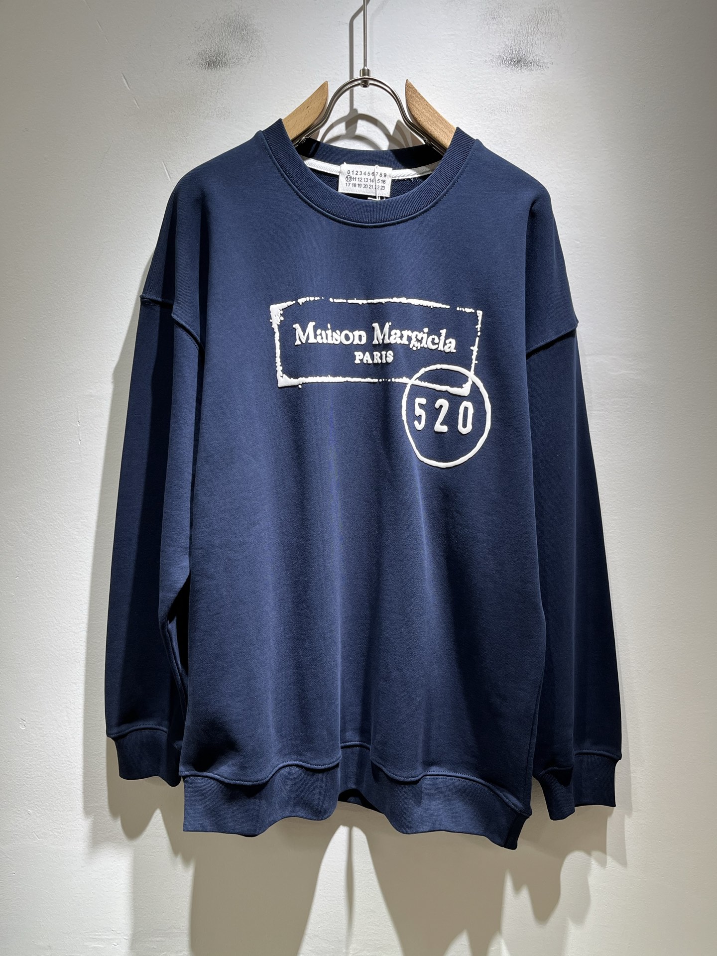 NO:538309,Maison Margiel 2025 autumn and winter new casual sweatshirts for men and women are released simultaneously in the counter!  Customized exclusive fabrics, letter logo pattern printing design on the chest!  !  Simple and generous, calm and versatile, extremely high-end, perfectly integrated with fashion and style, a top fashionable style that perfectly suits the outside wear!  The overall feeling is natural!  Extremely classic versatile casual pants, customized original cotton fabric!  The ultimate perfection of heavy industry!  Fans who pursue high quality are please buy them by themselves, and all fans who know the goods are invited to appreciate this model together!  !  Size S-2XL, Masion Margiela,hoodie,sweatshirts,alexander wang19860909马吉拉 maison margiel 2025秋冬新款男女同款休闲卫衣,专柜同步发售！定制专属面料,胸前字母logo图案印花设计！！简约大方,从容百搭,档次极高,完美融入时尚还有风情感一款完美符合外穿的顶尖时髦气质款！整体给人浑然天成的感觉！极致经典的百搭型休闲裤,定制原版纯棉面料！极致的重工极致的完美！追求高品质的粉丝们请自行抢购,诚邀所有识货的粉丝一同鉴赏此款！！尺码S-2XL,,masion margiela,hoodie,sweatshirts,alexander wang,Men's clothing