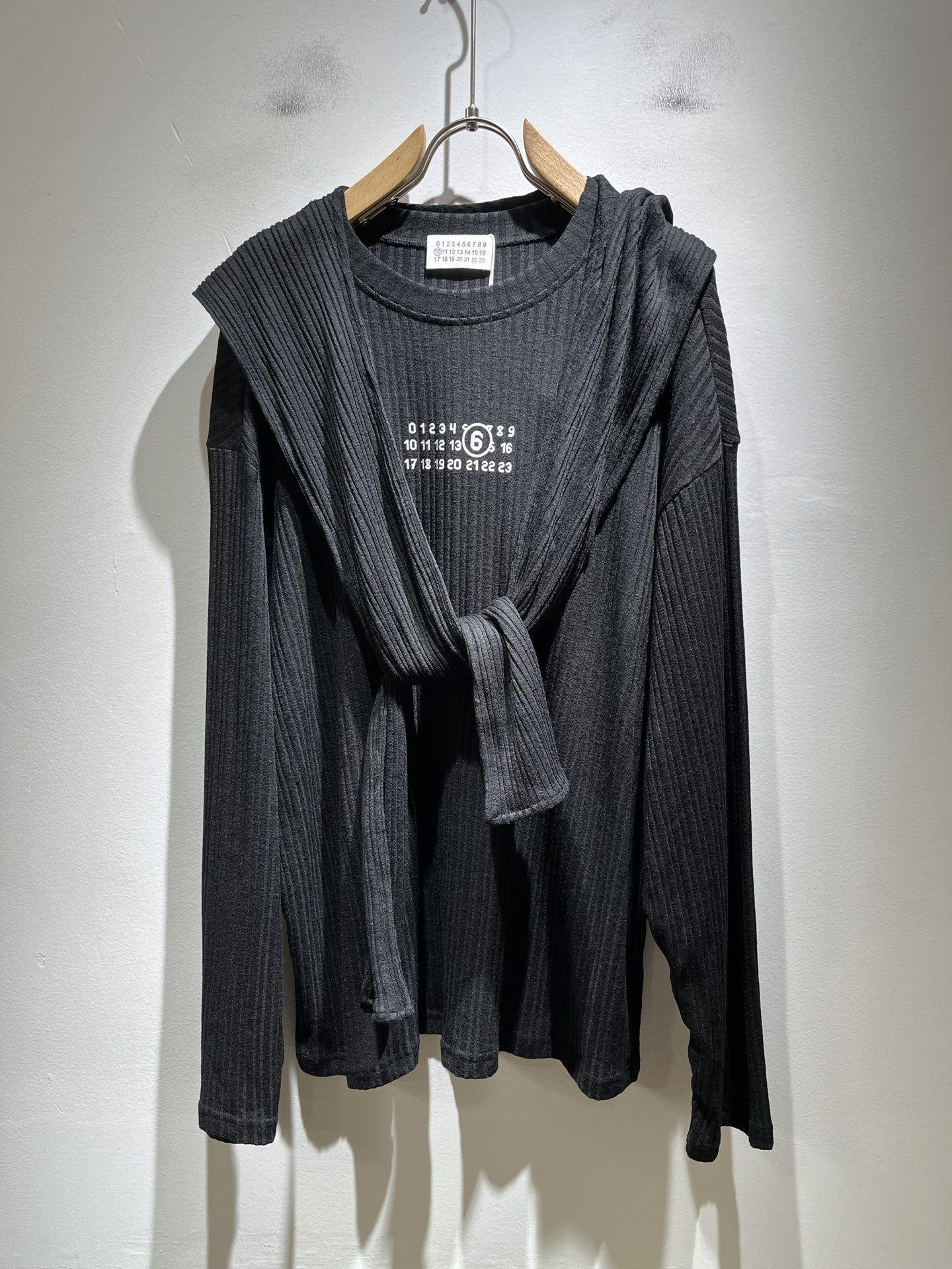 NO:538315,Maison Margiel 2025 autumn and winter new casual knitted wool sweater for men and women, and the counter is available at the same time!  Customized exclusive wool fabric!  Printed logo pattern design on chest!  Simple and generous, calm and versatile, extremely high-end, perfectly integrated with fashion and style, a top fashionable style that perfectly suits the outside wear!  The overall feeling is natural!  Extremely classic versatile casual pants, customized original knitted wool fabric!  The ultimate perfection of heavy industry!  Fans who pursue high quality are please buy them by themselves, and all fans who know the goods are invited to appreciate this model together!  !  Size M-3XL, Masion Margiela, Alexander wang19860909马吉拉 maison margiel 2025秋冬新款男女同款休闲针织羊毛衫,专柜同步发售！定制专属羊毛面料！胸前印花logo图案设计！简约大方,从容百搭,档次极高,完美融入时尚还有风情感一款完美符合外穿的顶尖时髦气质款！整体给人浑然天成的感觉！极致经典的百搭型休闲裤,定制原版针织羊毛面料！极致的重工极致的完美！追求高品质的粉丝们请自行抢购,诚邀所有识货的粉丝一同鉴赏此款！！尺码M-3XL,,masion margiela,alexander wang,Men's clothing