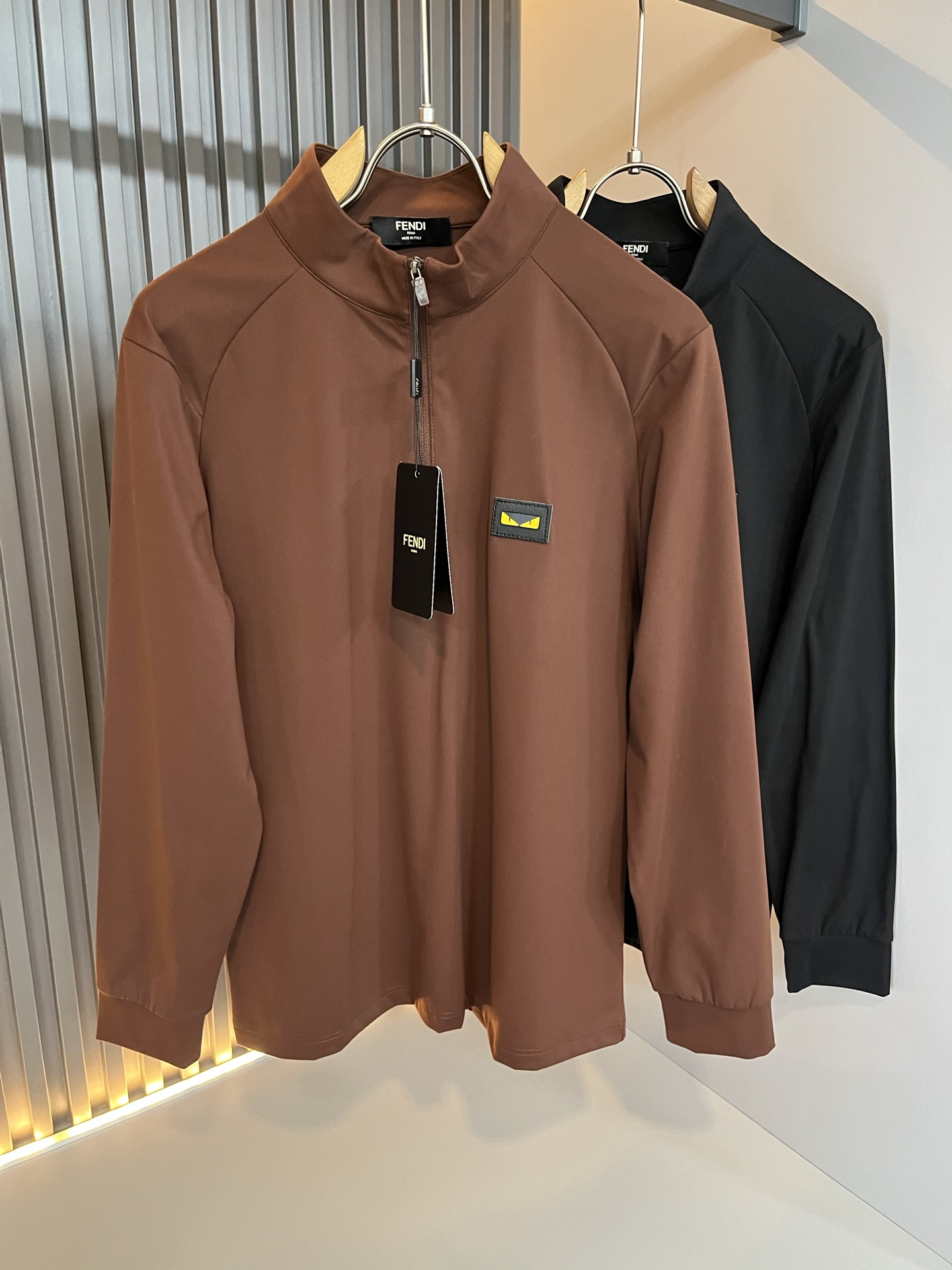 NO:539244,FEN*I FEN*Di 2025 autumn and winter new FD family FF men and women base shirt, versatile and simple short sleeves for men and women. Original Italian orders, popular FD family items, simple and pure colors. The FD family's enduring iconic products, high-quality products with full representativeness and full specifications, and high-quality products that all FD fans are worth buying!  Pure Yidian channel orders, high-end and popular products from the FD family, very popular items at the moment, and iconic letter logo pattern badge decoration!  High-end goods worth keeping and giving away to others!  It is trendy and beautiful, with a full sense of trendy atmosphere, and has a very high level and specifications. It uses a very classic black and white color combination, giving people a strong visual impact and has a very high recognition. It is top-quality exclusive pure cotton fabric, created with a soft, delicate and comfortable touch, and has a very high-end and classy appearance!  Perfectly interprets the charm of the brand and leaves a deep impression. It is more fashionable and charming. It has simple, elegant and fashionable upper body, and is even more stressful for outfits!  The inner wear alone is very delicious and beautiful scenery that cannot be ignored!  Size M-3XL, fendi,dior,T-shirt,alexander wang19860909FEN*I 芬*迪2025秋冬新款FD家族FF男女同款打底衫,男女同款百搭极简短袖.意大利原厂订单,FD家族人气单品,简约纯色系打造.FD家族经久不衰的标志性臻品,代表性十足,规格感十足的精品,所有FD粉丝都值得抢购的精品！纯正意代渠道订单,FD家族的高奢人气爆款产物,当下十分火爆的单品,标志性字母logo图案徽章修饰！值得自留和送人的高端货！新潮又好看,潮流气息感十足,档次规格感极高,并且采用十分经典的的黑白双色搭配,给人的视觉冲击感相当强烈,有着极高的辨识度,顶级专属纯棉面料,打造,触感柔软细腻舒适,品相相当高级有档次！完美诠释品牌魅力,给人留下深刻印象.更具时尚与韵味,上身简约大方时尚,对于穿搭更是毫无压力！单穿内搭都极有味道,不可忽视的靓丽风景线！ 尺码M-3XL,,fendi,dior,T-shirt,alexander wang,Men's clothing