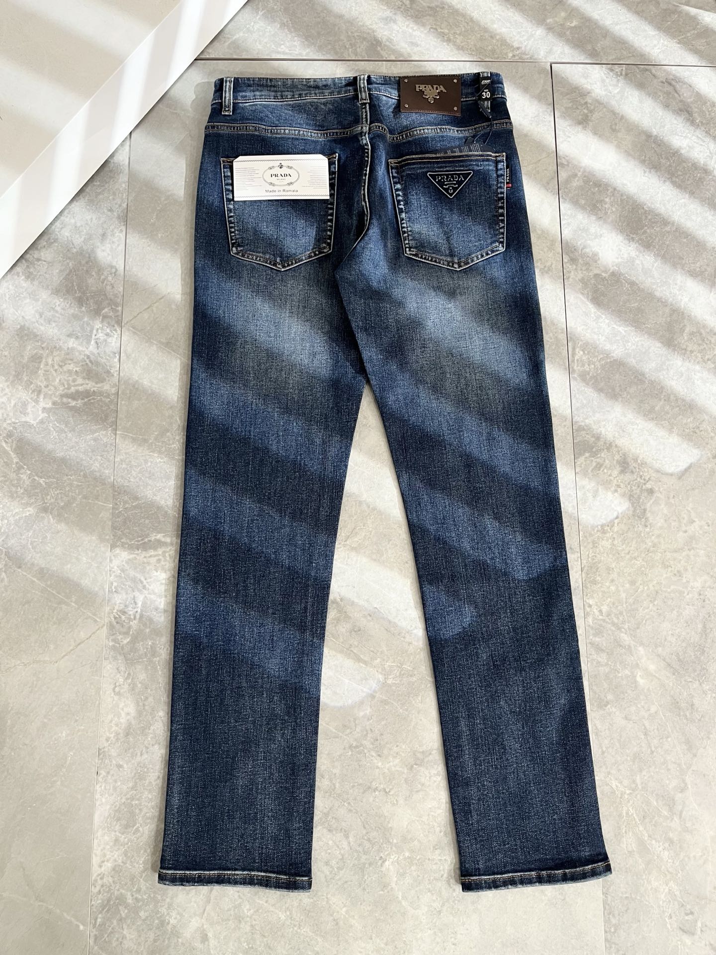 P230 PRA*DA 普拉达 2025秋冬新品发售！牛仔高级百搭实用主义不哗众取宠！港澳台地区限定款！！立体裁剪纯棉材质！台湾外贸公司承接、材质精致细腻似乎是普拉达专利品质上乘  定制原版五金logo设计！不仅在材料、颜色与款式工夫，设计背后的生活哲学正巧契合现代人追求切身实用与流行美观的双重心态，在机能与美学之间取得完美平衡，不但是时尚潮流的展现，更是现代美学的极致。P的视野并没有局限时尚品牌核心价值中不可或缺的组成部分、的另一种选择替代风格成熟、尺码：29-40