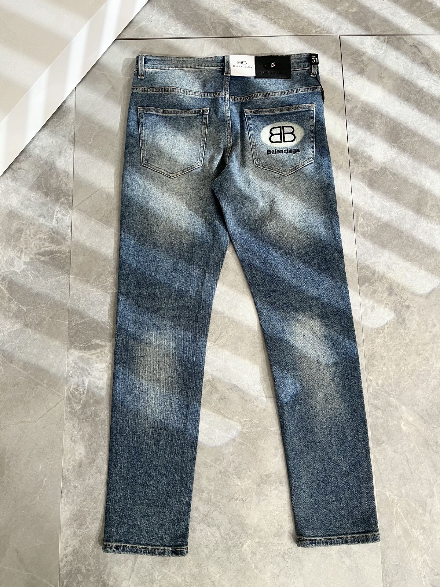 P230 Balenci*ga巴黎*家 2025秋冬新款牛仔裤。B家的牛仔裤也是属一属二的.产出的牛仔也都是顶级的工艺品!    ！原色丹宁 经典‼️‼️ 贸易订单 上身简约大气上档次.压胶logo工艺设计！工艺技术可谓名不虚传,增添了不少的时尚色彩气息,光看标志就知道此货不简单!整体造型十分精致抢眼.表面机车线的缝制足可看出用心对待,内里走线工整匀称紧密有力,就能看出走线的机器非一般的工厂所能有的工艺技术.   品牌文化的传播价值观念很高.值得收藏.品牌追随者更是不可错过的经典款式。尺码:29-40