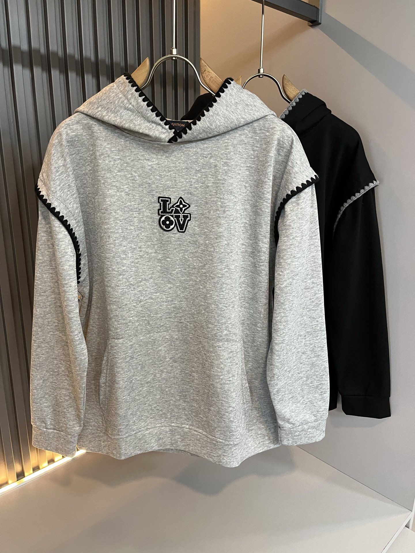 NO:549519,LouisVuitt*Louis*Deng The new series of autumn and winter products in 2025 are launched, a very fashionable and avant-garde long-sleeved sweatshirt for men and women, with a logo pattern design on the chest!  Different from the past, it declares the design concept that has been passed down for many years in the brand!  Its eye-catchingness is no less than any classic style, perfectly presenting the fashionable, high-end and luxurious feeling in front of the world!  Made of imported cotton materials, selected high-quality pure cotton fabrics, soft and soft to the touch, the real thing is definitely beyond your imagination, and it has been used to the extreme!  Size M-3XL, louis vuitton,louis vuitton,hoodie,sweatshirts,alexander wang19860909LouisVuitt*路易*登 2025秋冬全新系列单品上线,非常时髦前卫的一款男女同款长袖卫衣,胸前标识logo图案设计！区别于以往的不同,宣示品牌传承多年的设计理念！其吸睛度完全不亚于任何经典款式,将时髦高级感与奢华感完美呈现在世人眼前！客供进口全棉材质制成,精选优质纯棉面料,触感软糯亲肤细腻,实物到手绝对超乎你的想象,发挥到了极致！尺码M-3XL,,louis vuitton,louis vuitton,hoodie,sweatshirts,alexander wang,Men's clothing