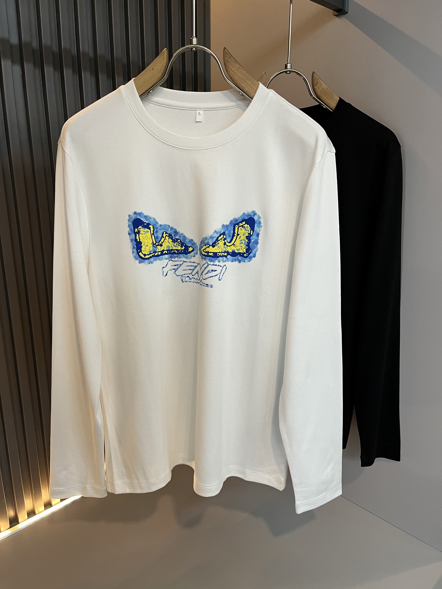 NO:548004,FEN*I Fen*di autumn and winter new FD family FF same style bottoming shirt for men and women, versatile and very short sleeves for men and women. Italian original order, FD family's popular item, simple and solid color creation. FD family's long-lasting iconic product, full of representativeness, full of specifications, a boutique worth buying for all FD fans!  Pure Italian channel order, the FD family's high-end and popular product, a very popular item at the moment, with the iconic letter logo pattern laminated and decorated!  High-end goods worth keeping for yourself and giving away!  Trendy and good-looking, full of trendy atmosphere, extremely high-grade and standard, and using a very classic black and white two-color combination, which gives a strong visual impact and is highly recognizable. It is made of top-grade exclusive pure cotton fabric, feels soft, delicate and comfortable, and the appearance is quite advanced and classy!  It perfectly interprets the charm of the brand and leaves a deep impression on people. It is more fashionable and charming, and the upper body is simple, elegant and fashionable, and there is no pressure to wear it!  Wear it alone or paired with it, it’s a beautiful sight that can’t be ignored!  Size M-4XL,,fendi,dior,T-shirt,alexander wang19860909FEN*I 芬*迪秋冬新款FD家族FF男女同款打底衫,男女同款百搭极简短袖.意大利原厂订单,FD家族人气单品,简约纯色系打造.FD家族经久不衰的标志性臻品,代表性十足,规格感十足的精品,所有FD粉丝都值得抢购的精品！纯正意代渠道订单,FD家族的高奢人气爆款产物,当下十分火爆的单品,标志性字母logo图案压胶修饰！值得自留和送人的高端货！新潮又好看,潮流气息感十足,档次规格感极高,并且采用十分经典的的黑白双色搭配,给人的视觉冲击感相当强烈,有着极高的辨识度,顶级专属纯棉面料,打造,触感柔软细腻舒适,品相相当高级有档次！完美诠释品牌魅力,给人留下深刻印象.更具时尚与韵味,上身简约大方时尚,对于穿搭更是毫无压力！单穿内搭都极有味道,不可忽视的靓丽风景线！ 尺码M-4XL,,fendi,dior,T-shirt,alexander wang,Men's clothing