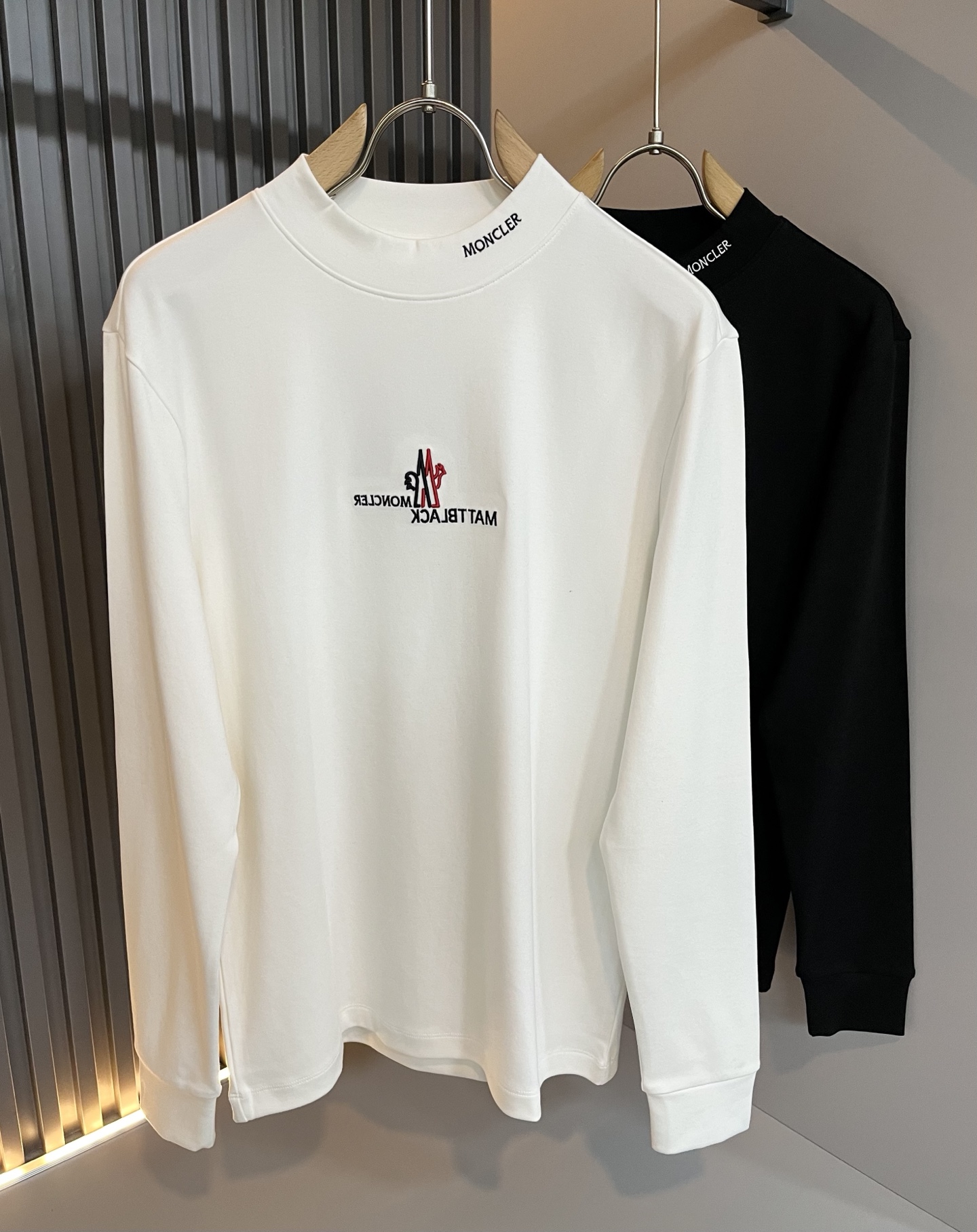 NO:549490,Moncler 2025 autumn and winter new trade order long-sleeved base shirt, full quality!  !  Internet celebrity style!  Embroidery design on chest logo pattern!  The upper body is comfortable and breathable, not stiff, and the overall three-dimensional feeling is rich, with quality export orders, customized exclusive baby sued fabric tailoring to meet the simple needs of commuters for dressing. The upper body is very effective, it looks slim and not picky about the figure. The fabric workmanship... Improper, good craftsmanship can make you look good and tasteful, a must-have item for everyone!  Size M-3XL, Moncler, alexander wang19860909Moncler蒙口2025秋冬新款贸易订单长袖打底衫,全品相！！网红款！胸前logo图案刺绣设计！上身舒适透气,不僵硬,整体有着丰富的立体感,品质出口订单,定制专属婴儿绒面料剪裁,满足通勤人们对于着装的简约需求,上身效果很好,显瘦,不挑剔身材.面料做工....无可挑剔,好工艺好面料才能穿出好品味一款,人手必备单品！尺码M-3XL,,Moncler,alexander wang,Men's clothing