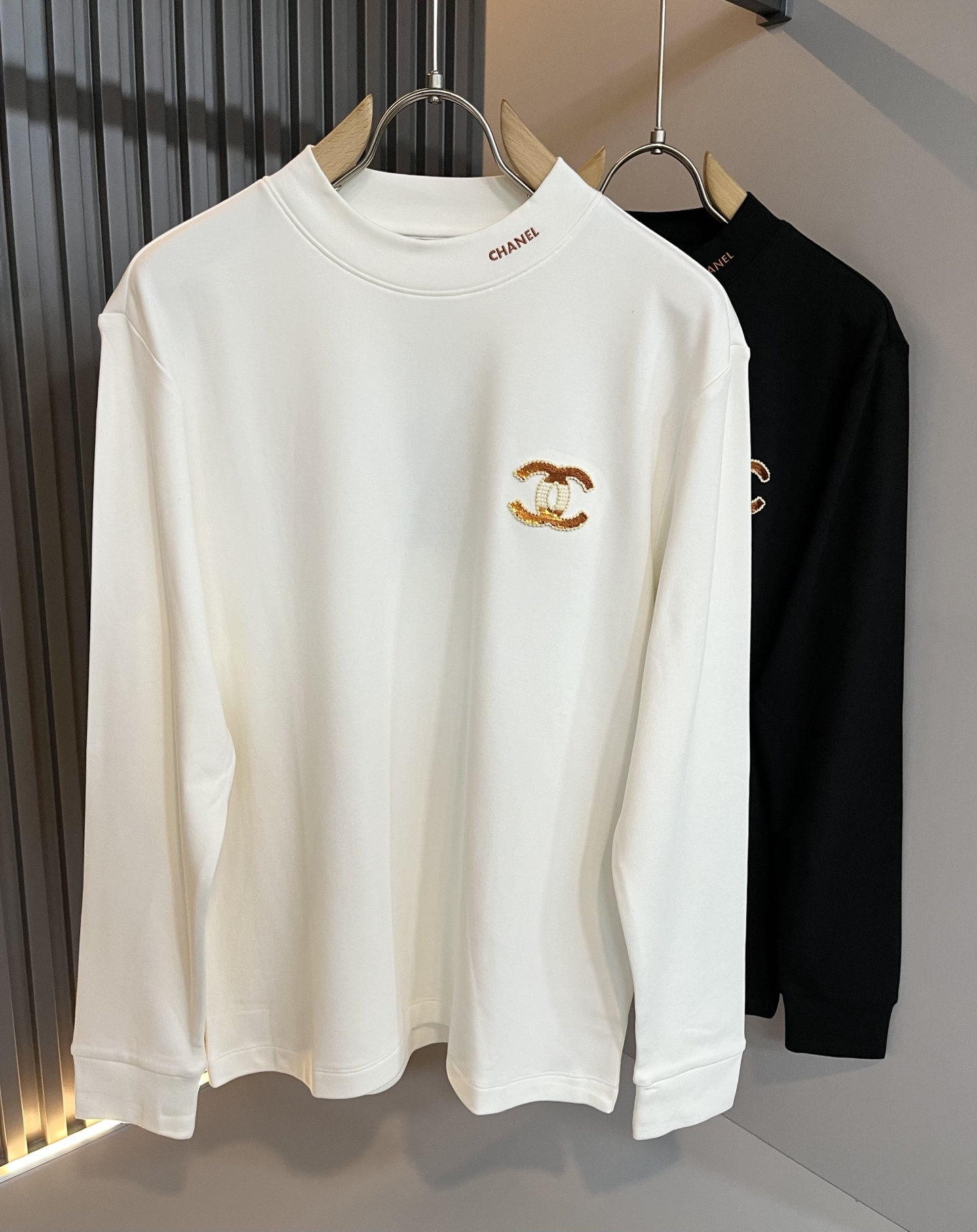 NO:541223,Xiaoxiang couple T-shirt CHA**L 2025 autumn and winter new creative casual men and women base shirt, instantly killing private European and American trade orders in the industry, CHA**L family 2025 official website main items, new creative logo pattern embroidery design!  !  !  Super stylish, comfortable and soft cotton round neck short-sleeved T-shirt!  It is carefully produced by a trading company specializing in overseas European and American orders, and is sold at the same time as a major Hong Kong and Macao famous store. It is currently a super popular and versatile item with the best official website of Chanel!  !  As a fashionable urban style item with unique temperament, classic slim fit style, simple pattern design, and not simple new configuration. The fabric is made of top 260 grams of pure cotton fabric provided by customers, which feels smooth and droopy, and the top is skin-friendly and comfortable and elastic. This time, I personally think I have really put in the effort in the design of the pattern. Among the tens of thousands of colors, Chanel's official designer carefully selected the most popular colors at the moment. The matching performance of this item is outstanding. The delicate fabric and soft touch are all unique advantages. It is a must-have for high-end fashionable fans!  !  !  There is no need to say anything about this classic and easy-to-wear style. As long as you choose, it is absolutely suitable!  Size M-3XL, Chanel, louis vuitton, T-shirt,tees, t-shirt,alexander wang19860909小香情侣款T恤CHA**L 2025秋冬新款创意休闲男女同款打底衫,秒杀业内的欧美贸易私单,CHA**L家族2025官网主打单品,全新创作logo图案刺绣设计！！！上身超有型,舒适柔软的棉质圆领短袖T恤！ 是由专做海外欧美订单的贸易公司精心出品,同步各大港澳名品店发售,目前是香奈儿官网名列前茅的超人气百搭单品！！作为一款气质独特的时髦都市风尚单品,经典的修身版型打造,简洁的图样设计,不简单的全新配置.面料是采用了客供的顶级260克纯棉面料,手感顺滑有垂感,上衣穿着也是亲肤舒适有弹性.这次在图案的设计上,我个人是觉得真的是下功夫了,在上万种颜色中,香奈儿官方设计师从中精挑细选出当下最流行的色系,此款单品的搭配性能出彩,其面料之细腻,触感之柔软都是独特的优点,高端时髦粉丝必备！！！这种经典又好穿的款式真的不用再说什么了,只要你选择,那便是绝对的合适！尺码M-3XL,,chanel,louis vuitton,T-shirt,tees，t-shirt,alexander wang,Men's clothing