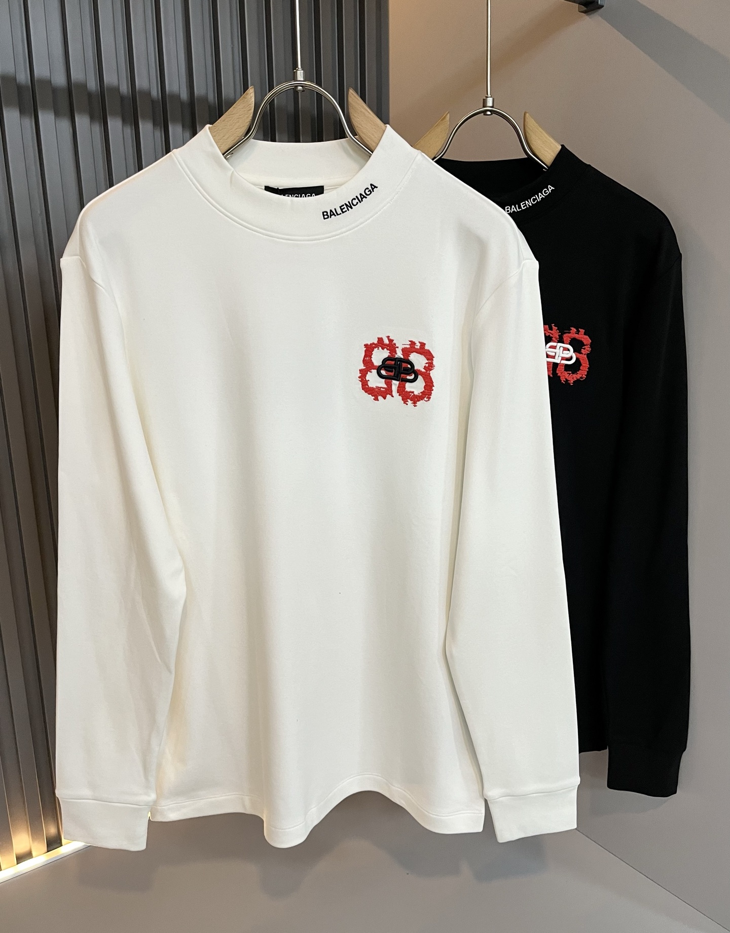 NO:541235,BALENCIA*Paris* 2025 autumn and winter new men and women's base shirt, classic logo pattern logo embroidery design!  Trading companies have sparse channels and are released on the official website at the same time!  Basically, it will have its back every season. This model is made of imported pure cotton material!  It is hard to pick on whether it is skin-friendly or breathable when worn in close-fitting!  The upper body looks very white and supports the complexion of the skin!  Both men and women can easily match their own fashionable and high-end outfits!  Size M-3XL, balenciaga, alexander wang19860909BALENCIA*巴黎*家 2025秋冬新款男女同款打底衫,经典标志图案logo刺绣工艺设计！贸易公司渠道稀出,同步官网发售！基本每一季都会有它的背影所在,此款选用客供进口纯棉材质打造！贴身穿着亲肤感与透气性都无法挑剔！上身非常的显白承托肤色！无论男女皆可轻松搭配出属于自我的时尚高级穿搭！尺码M-3XL,,balenciaga,alexander wang,Men's clothing