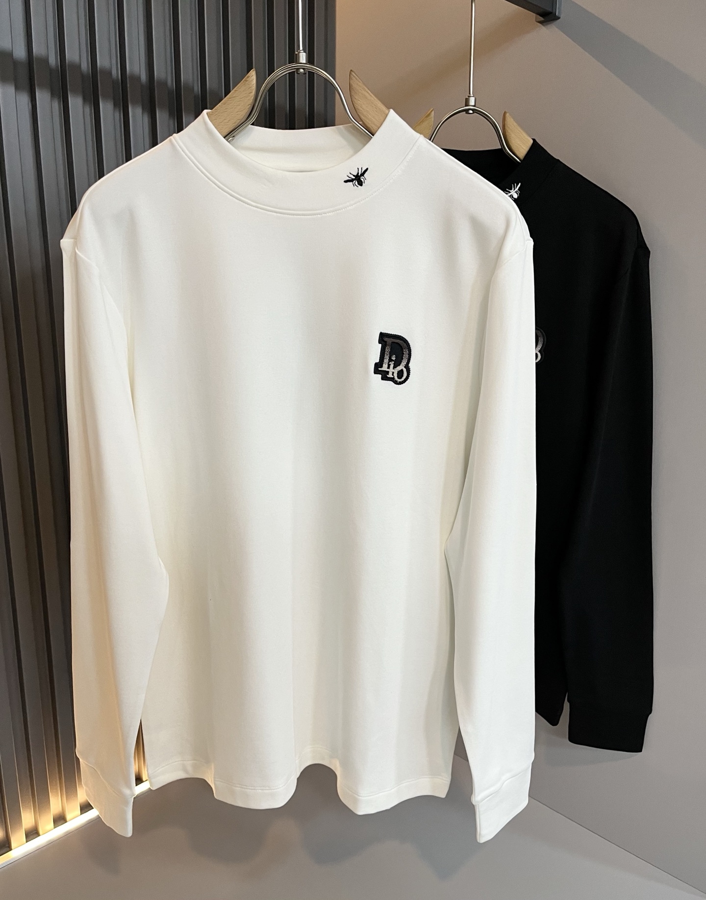 NO:539241,Dio*r Dijia 2025 autumn and winter new long-sleeved base shirt, released simultaneously in the counter!  Customized exclusive pure cotton fabric, chest embroidery logo pattern design!  Simple and generous, calm and versatile, extremely high-end, perfectly integrated with fashion and style, a top fashionable style that perfectly suits the outside wear!  The overall feeling is natural!  The ultimate classic versatile short-sleeved T-shirt, fans who pursue high quality please buy it by themselves, and all fans who know the goods are invited to appreciate this style together!  !  Size M-3XL, dior,dior,T-shirt,tees,t-shirt,alexander wang19860909Dio*r迪家2025秋冬新款长袖打底衫,专柜同步发售！定制专属纯棉面料,胸前刺绣logo图案设计！简约大方,从容百搭,档次极高,完美融入时尚还有风情感一款完美符合外穿的顶尖时髦气质款！整体给人浑然天成的感觉！极致经典的百搭型短袖T恤,追求高品质的粉丝们请自行抢购,诚邀所有识货的粉丝一同鉴赏此款！！尺码M-3XL,,dior,dior,T-shirt,tees，t-shirt,alexander wang,Men's clothing