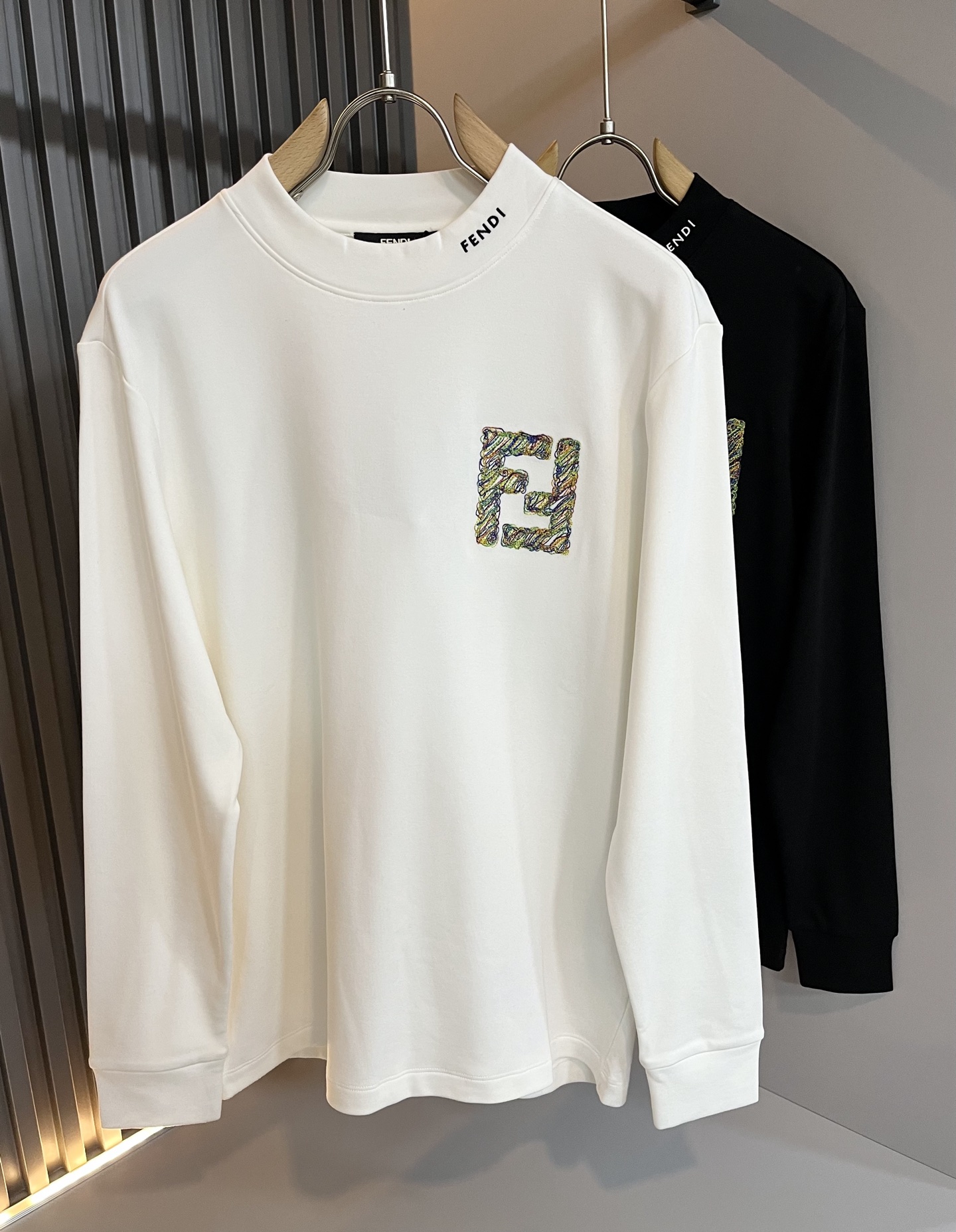 NO:539243,FEN*I FEN*Di 2025 autumn and winter new FD family FF men and women base shirt, versatile and simple short sleeves for men and women. Original Italian orders, popular FD family items, simple and pure colors. The FD family's enduring iconic products, high-quality products with full representativeness and full specifications, and high-quality products that all FD fans are worth buying!  Pure Yidian channel orders, high-end and popular products from the FD family, very popular items at the moment, and embroidery decoration of the iconic letter logo pattern!  High-end goods worth keeping and giving away to others!  It is trendy and beautiful, with a full sense of trendy atmosphere, and has a very high level and specifications. It uses a very classic black and white color combination, giving people a strong visual impact and has a very high recognition. It is top-quality exclusive pure cotton fabric, created with a soft, delicate and comfortable touch, and has a very high-end and classy appearance!  Perfectly interprets the charm of the brand and leaves a deep impression. It is more fashionable and charming. It has simple, elegant and fashionable upper body, and is even more stressful for outfits!  The inner wear alone is very delicious and beautiful scenery that cannot be ignored!  Size M-3XL, fendi,dior,T-shirt,alexander wang19860909FEN*I 芬*迪2025秋冬新款FD家族FF男女同款打底衫,男女同款百搭极简短袖.意大利原厂订单,FD家族人气单品,简约纯色系打造.FD家族经久不衰的标志性臻品,代表性十足,规格感十足的精品,所有FD粉丝都值得抢购的精品！纯正意代渠道订单,FD家族的高奢人气爆款产物,当下十分火爆的单品,标志性字母logo图案刺绣修饰！值得自留和送人的高端货！新潮又好看,潮流气息感十足,档次规格感极高,并且采用十分经典的的黑白双色搭配,给人的视觉冲击感相当强烈,有着极高的辨识度,顶级专属纯棉面料,打造,触感柔软细腻舒适,品相相当高级有档次！完美诠释品牌魅力,给人留下深刻印象.更具时尚与韵味,上身简约大方时尚,对于穿搭更是毫无压力！单穿内搭都极有味道,不可忽视的靓丽风景线！ 尺码M-3XL,,fendi,dior,T-shirt,alexander wang,Men's clothing