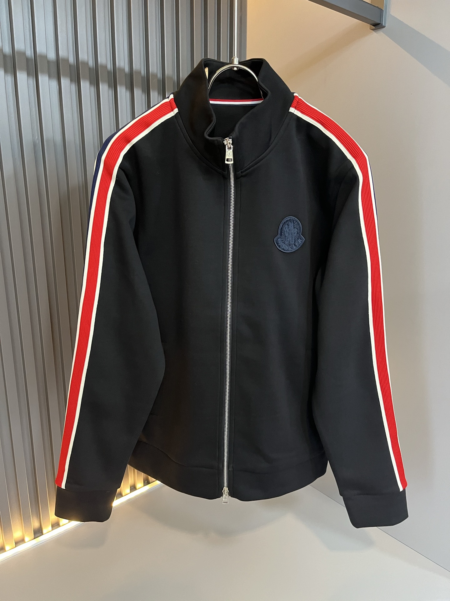 NO:541220,Moncl*r Mengkou 2025 autumn and winter new men's casual set!  This year's new counter products, super soft fabrics for men, cool and fashionable, urban and versatile, customized pure cotton fabrics!  It has a light luster, unique texture, soft and smooth feel, which is not a product that ordinary fabrics can compare with. It is a very charming design, with no lining inner seam and edging technology, the details are very in place, and the fabric is very difficult to make. It is a very technical one. Details determine the high-end. The minimalist design elements of the season, a must-have item for trendy men, a perfect slim fit style, highly recommended!  Size M-3XL, alexander wang19860909Moncl*r蒙*口 2025秋冬新款男士休闲套装！今年的专柜新品,男士超软面料帅酷爆款 时尚都市百搭款,定制纯棉面料！淡淡光泽,质感独特,手感柔嫩顺滑,不是一般面料所能对比的产品.非常极具魅力的设计,无里布内缝包边工艺,细节非常到位,面料做出来非常有难度,要非常讲究技术的一款,细节决定高端.极简当季的设计元素,潮男必备单品,完美修身版型,强烈推荐！尺码M-3XL,,alexander wang,Men's clothing