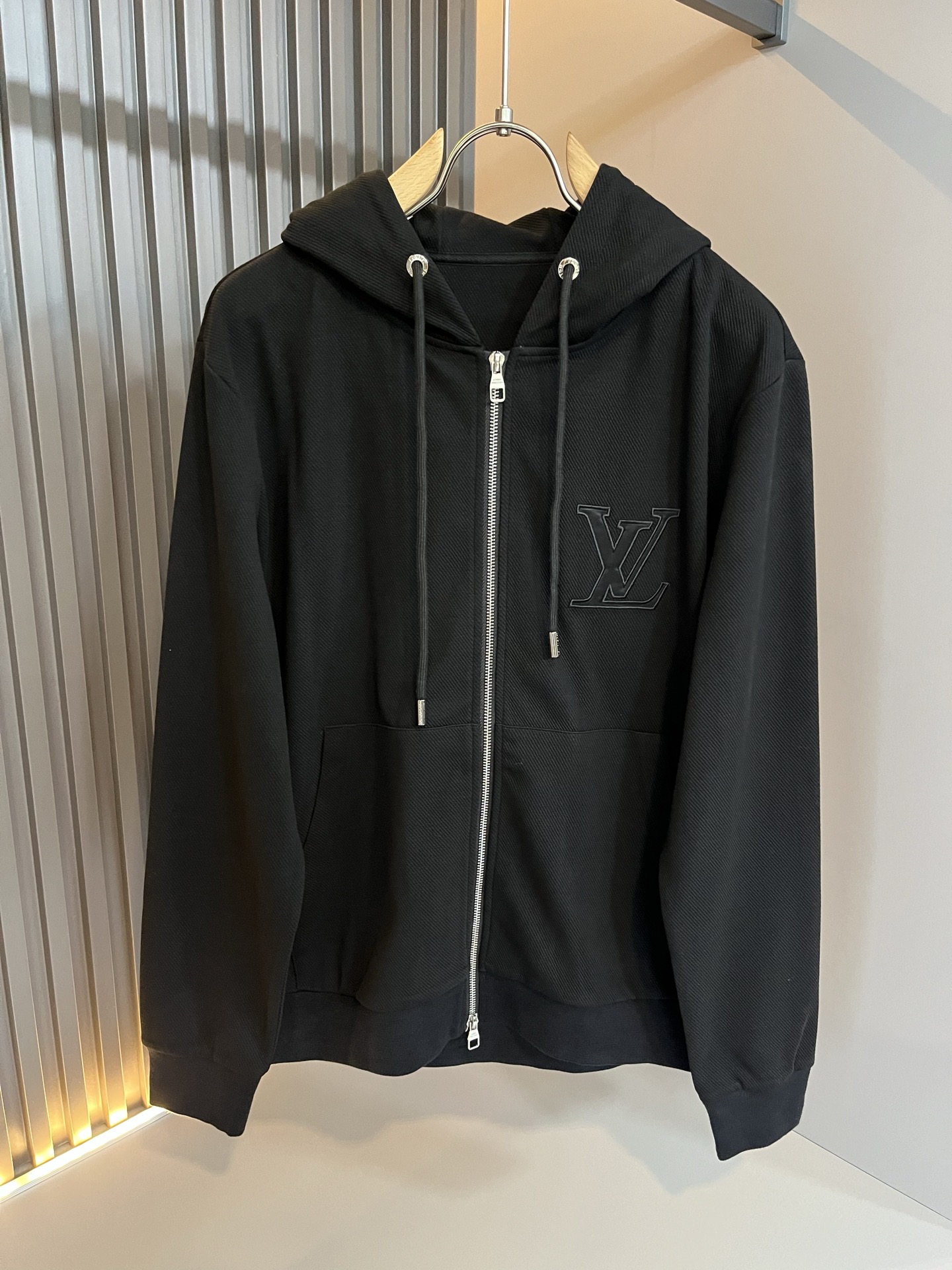 NO:541232,Louis Vuit*on 2025 autumn and winter new set, light luxury casual set, same style for men and women!  The new high-end Louis family, the details and quality are always flawless, and creative designs are emerging one after another. If you don’t buy a few pieces of Louis this fall and winter, you are not considered a fashion expert. The logo logo pattern embroidery design!  The iconic elements of Louis are really something that everyone loves. They are super soft and resilient, from world-class trade-level OEM channels, with extremely rare quantity and no help in selling out. They are clean and neat. This is the special skill of the Louis family and the latest craftsmanship this quarter. The degree of meticulousness has reached the top, and the loose cut style design is unique. It is a fusion of luxury and fashion!  Size M-3XL, louis vuitton,louis vuitton,alexander wang19860909Louis Vuit*on 路易家族 2025秋冬新款套装,轻奢休闲套装,男女同款装饰！路易家族的新高端,细节品质永远的那么完美无瑕,创意设计层出不穷.今年秋冬季节没有入手几件路易你算不上时尚达人.衣身标识logo图案刺绣设计！诠释路易的标志性元素,实属人见人爱的东西.超级柔软且具有韧性,来自世界级贸易级别的代工厂渠道,数量极其稀少售完无补.干净俐落.这是路易家族的看家绝活也是本季度的最新工艺.细致化程度已经达到顶端了,宽松剪裁的版型设计堪称一绝.属于奢华与时尚的融合！尺码M-3XL,,louis vuitton,louis vuitton,alexander wang,Men's clothing