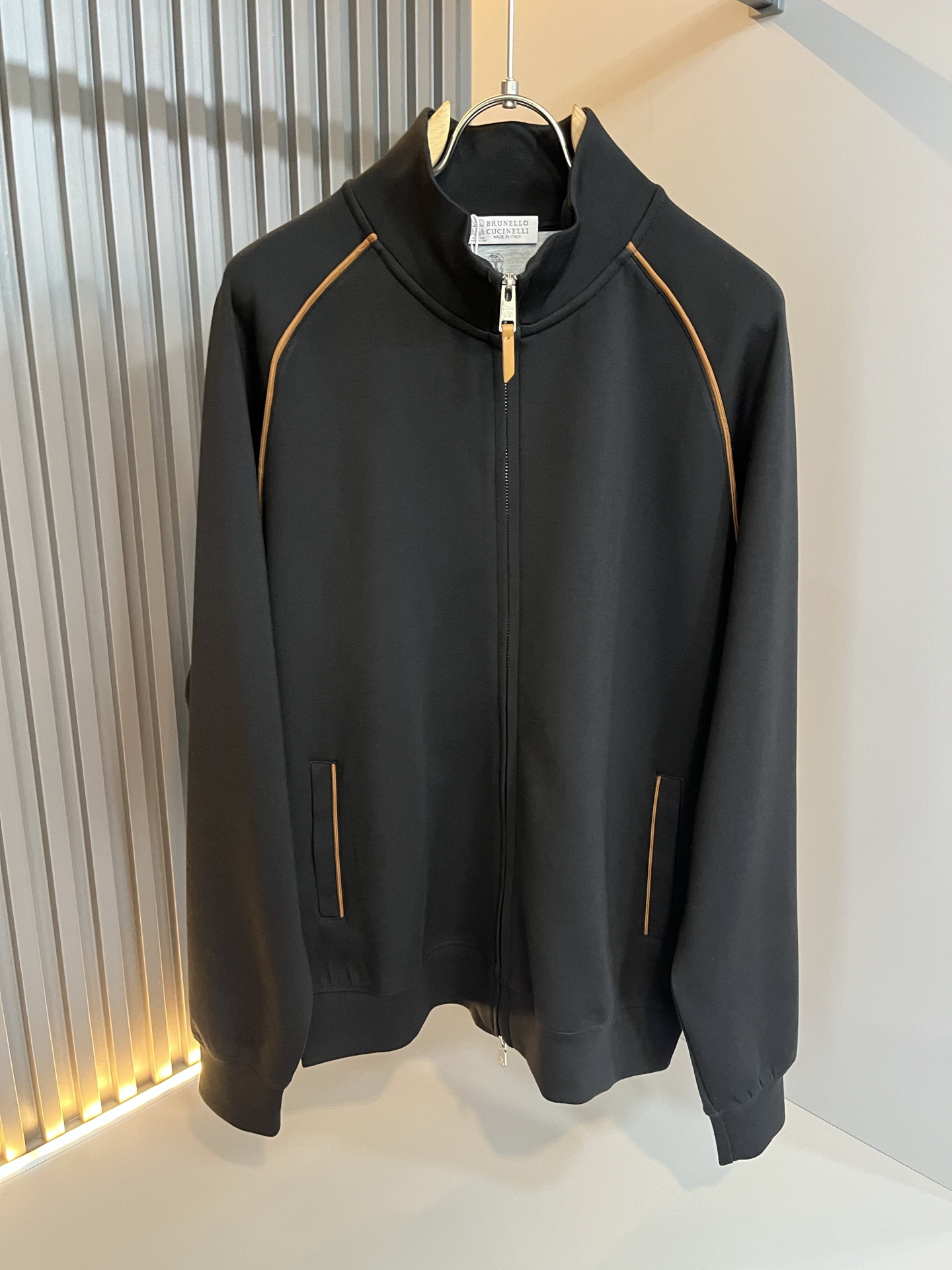 NO:540277,BC-Brunello Cucineli New autumn and winter men's casual suit, a fashionable and versatile item that many celebrities love to wear!  The logo on the chest is super good-looking. Friends who like classic and simple must not miss this one!  The calm and atmospheric brand style has always been favored by the upper class! It is also the best choice for fashionable items!  The upper body is so handsome, highly recommended!  !  !  In addition to its brand added value, the biggest attraction of this short sleeve is that this short sleeve has a high cost-effectiveness in terms of color and material!  Customized original exclusive fabric material design!  Environmentally friendly washing, customized fabrics, pre-shrinkage treatment to ensure a crisp style. The combed cotton fabric feels super soft and smooth and sweat-absorbing!  The wash water does not deform, the feel is comfortable and smooth, the upper body is soft and comfortable, the classic fashionable lapel design is simple and not complicated, and it is very pleasing to the eye!  Code number M-3XL, brunello cucinelli, T-shirt, alexander wang19860909BC-Brunello Cucineli 秋冬新款男士休闲套装,众多明星都爱穿的时尚百搭单品！胸前LOGO超级好看,喜欢经典简约的朋友,一定不能错过了这款！沉稳大气的品牌风格一直以来备受上层人士的青睐!也是时尚单品的不二之选！ 上身帅到爆了,强烈推荐！！！这件短袖最大的吸引力除了他本身的品牌附加值,更加肯定的是这款短袖无论在颜色搭配还是材质上都有很高的性价比！ 定制原版专属面料材质设计！环保水洗,定制面料,预缩处理,确保版型的挺括,精梳棉面料手感超柔顺滑又吸汗！洗水不变形,手感舒适顺滑,上身柔和舒适,经典的时尚翻领设计,精简不繁,很是耐看！码数M-3XL,,brunello cucinelli,T-shirt,alexander wang,Men's clothing