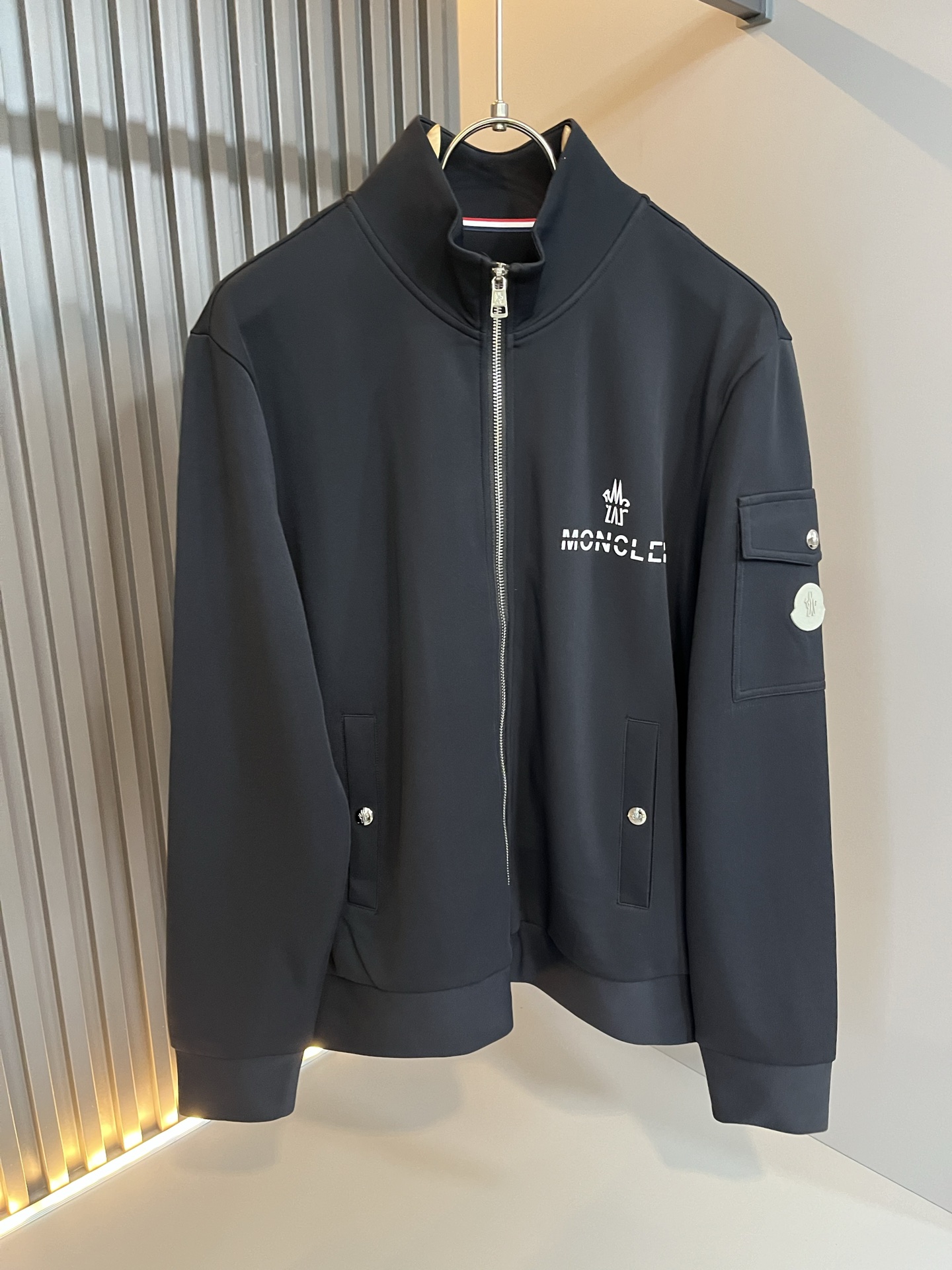 NO:540256,Moncl*r Mengkou New autumn and winter men's casual suit!  This year's new counter products, super soft fabrics for men, cool and fashionable, urban and versatile, customized pure cotton fabrics!  It has a light luster, unique texture, soft and smooth feel, which is not a product that ordinary fabrics can compare with. It is a very charming design, with no lining inner seam and edging technology, the details are very in place, and the fabric is very difficult to make. It is a very technical one. Details determine the high-end. The minimalist design elements of the season, a must-have item for trendy men, a perfect slim fit style, highly recommended!  Size M-3XL, alexander wang19860909Moncl*r蒙*口 秋冬新款男士休闲套装！今年的专柜新品,男士超软面料帅酷爆款 时尚都市百搭款,定制纯棉面料！淡淡光泽,质感独特,手感柔嫩顺滑,不是一般面料所能对比的产品.非常极具魅力的设计,无里布内缝包边工艺,细节非常到位,面料做出来非常有难度,要非常讲究技术的一款,细节决定高端.极简当季的设计元素,潮男必备单品,完美修身版型,强烈推荐！尺码M-3XL,,alexander wang,Men's clothing