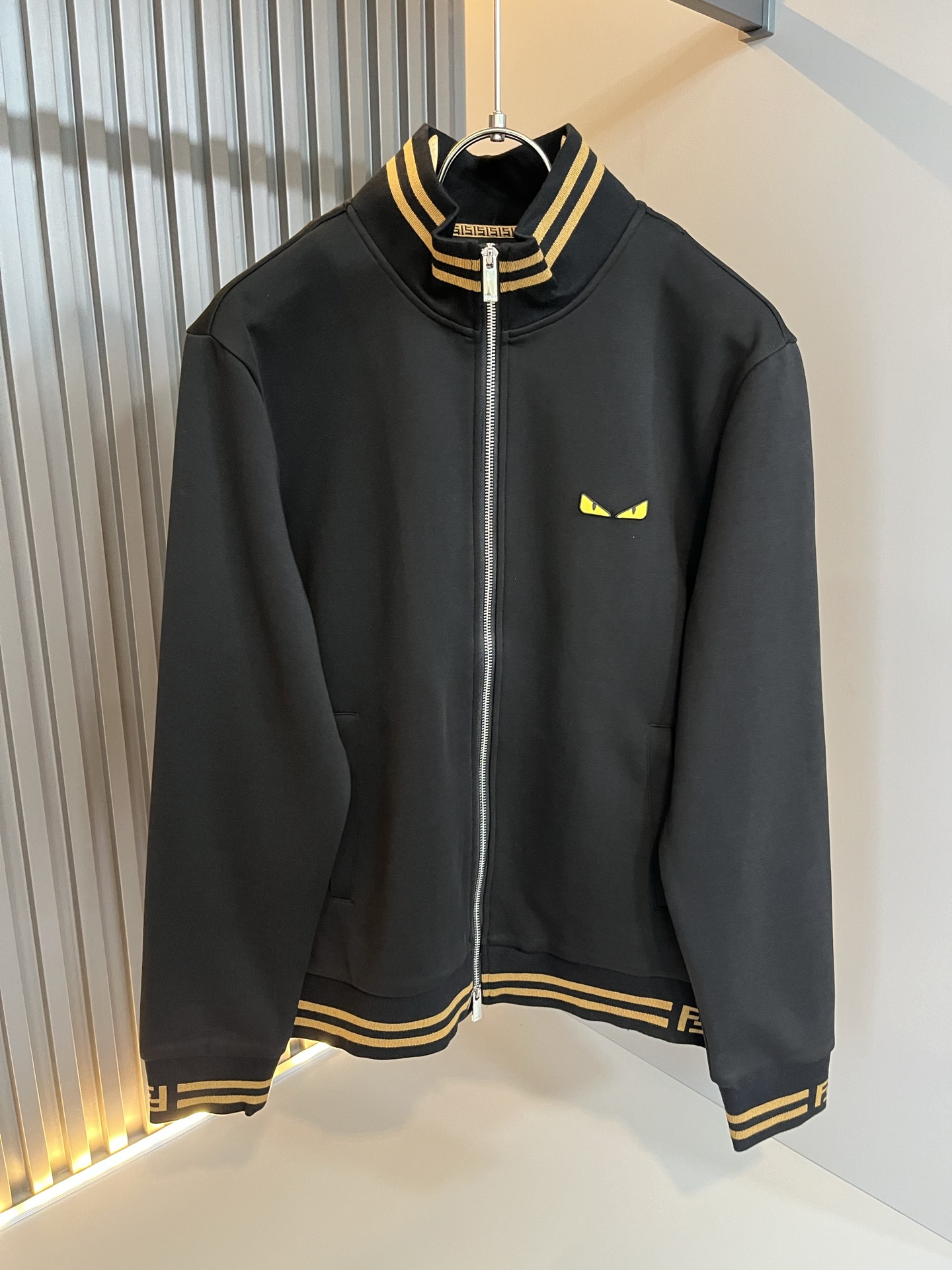 NO:539229,FEN Fen*di 2025 autumn and winter new men's casual suit, versatile and age-restricted, logo embroidery design!  Whether you are proficient or like the trendy style, you must have a must-have item for boys’ wardrobe!  Customized original cotton fabric!  The upper body is stylish and has a great feeling of fit. The clothes are tall and stylish, and the low-end slag will collapse if you don't wash the collar. Size M-3XL, fendi, alexander wang19860909FEN 芬*迪 2025秋冬新款男士休闲套装,百搭不限制年龄,标识LOGO刺绣设计！无论你是轻熟还是喜欢潮风搭配妥妥的,男生衣橱必备单品款！定制原版纯棉面料！上身有型并且贴服感受非常棒,衣服挺拔有型区别低端渣货,不会洗洗领子就塌了. 尺码M-3XL,,fendi,alexander wang,Men's clothing