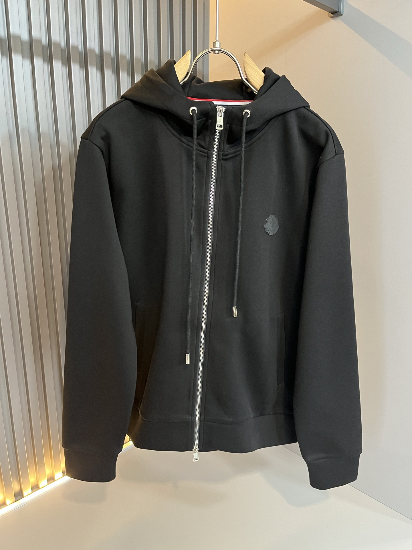 NO:568750,Moncl*r 2025 new autumn and winter men's casual suits!  This year's new counter product, men's super soft fabric is cool and popular, fashionable and urban versatile, customized pure cotton fabric!  It has a light luster, a unique texture, and a soft and smooth hand feel. It is not a product that can be compared with ordinary fabrics. It has a very attractive design, liningless inseam binding technology, and the details are in place. The fabric is very difficult to make, and it requires a lot of attention to technology. The details determine the high-end. Minimalist design elements of the season, a must-have item for trendy men, perfect slim fit, highly recommended!  Size M-3XL,,alexander wang19860909Moncl*r蒙*口 2025秋冬新款男士休闲套装！今年的专柜新品,男士超软面料帅酷爆款 时尚都市百搭款,定制纯棉面料！淡淡光泽,质感独特,手感柔嫩顺滑,不是一般面料所能对比的产品.非常极具魅力的设计,无里布内缝包边工艺,细节非常到位,面料做出来非常有难度,要非常讲究技术的一款,细节决定高端.极简当季的设计元素,潮男必备单品,完美修身版型,强烈推荐！尺码M-3XL,,alexander wang,Men's clothing